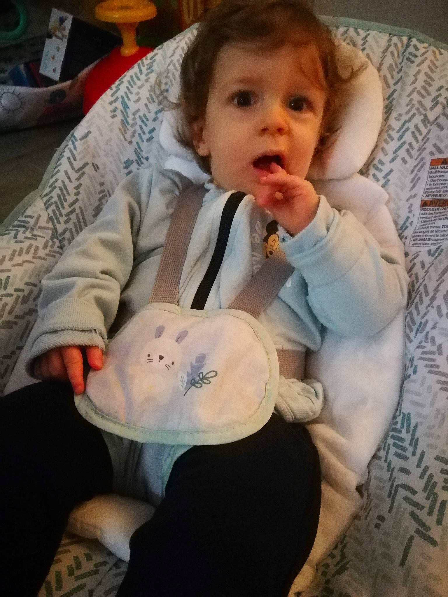 Florent a rejoint le concours — aidez-le/la à gagner de superbes lots ! abdomen, baby, baby_products, baby_toddler_clothing, cheek, child, comfort, comfort_food, eating, elbow, face, knee, musical_instrument, person, sitting, sleeve, surprise, thumb, toddler