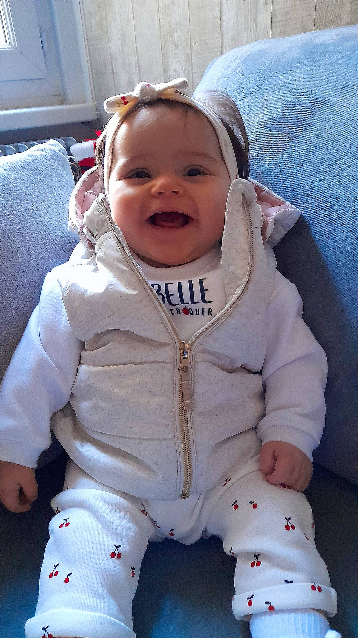 Emy a rejoint le concours — aidez-le/la à gagner de superbes lots ! baby, baby_laughing, baby_products, baby_toddler_clothing, cheek, child, comfort, face, fun, grass, happy, head, human_body, joy, nose, person, sitting, skin, sleeve, smile
