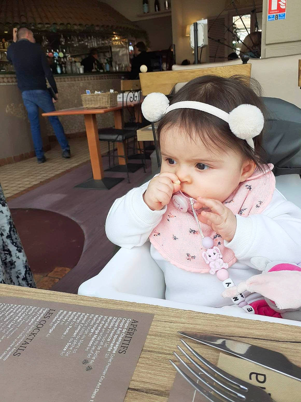 Emy a rejoint le concours — aidez-le/la à gagner de superbes lots ! baby, bangs, chair, child, costume, event, eyelash, fashion_accessory, flooring, fun, hair, happy, jewellery, person, portrait_photography, recreation, room, sitting, table, toddler