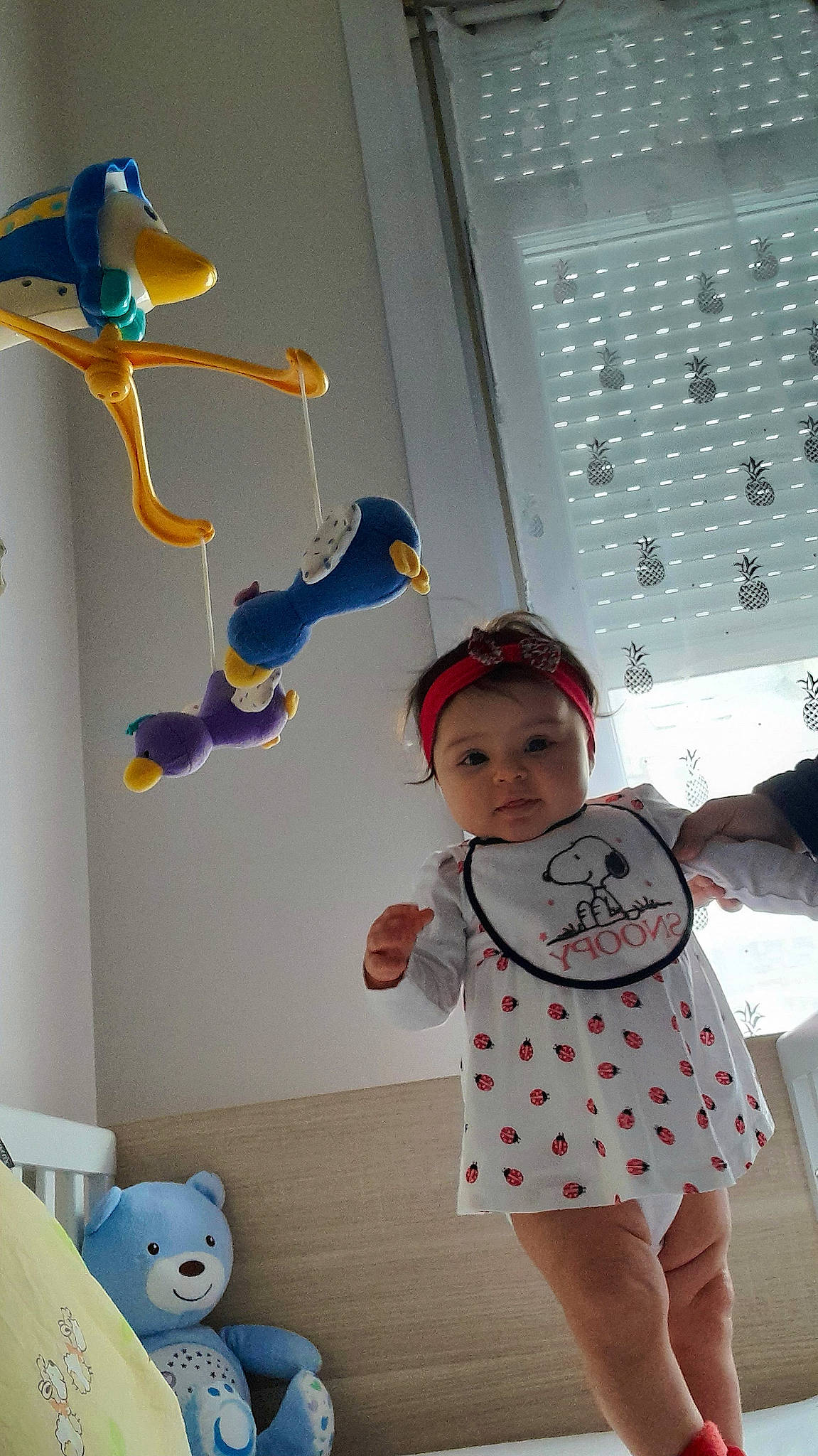 Emy a rejoint le concours — aidez-le/la à gagner de superbes lots ! art, baby_toddler_clothing, bird, blue, ceiling, child, fun, happy, headwear, paint, party_supply, person, play, product, room, stuffed_toy, textile, toddler, toy, vertebrate