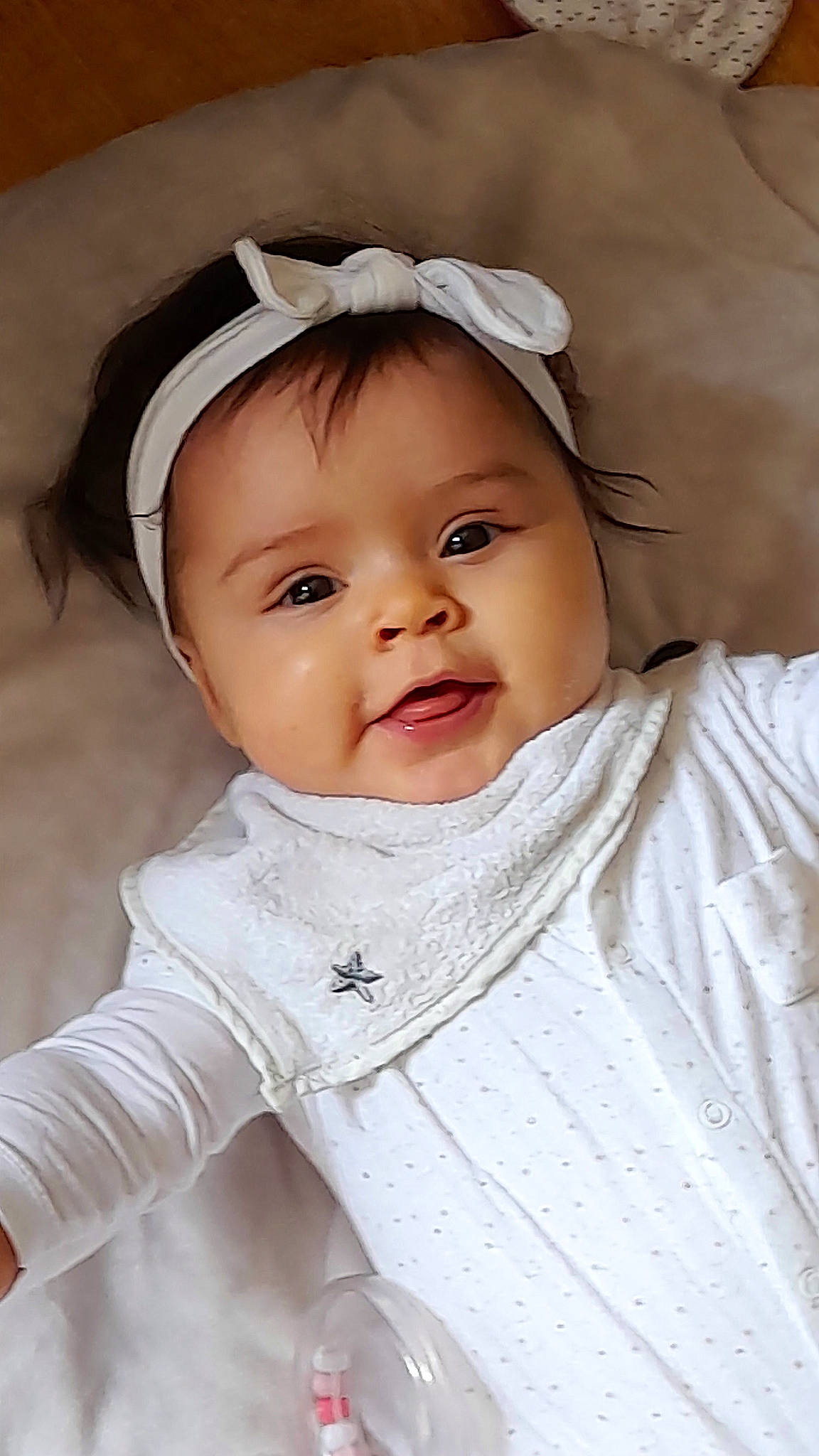 Emy participe au concours pour gagner de l'argent avec cette photo : baby_toddler_clothing, cheek, chin, eye, eyebrow, eyelash, face, hairstyle, happy, head, iris, lip, neck, nose, person, pink, skin, sleeve, smile, textile