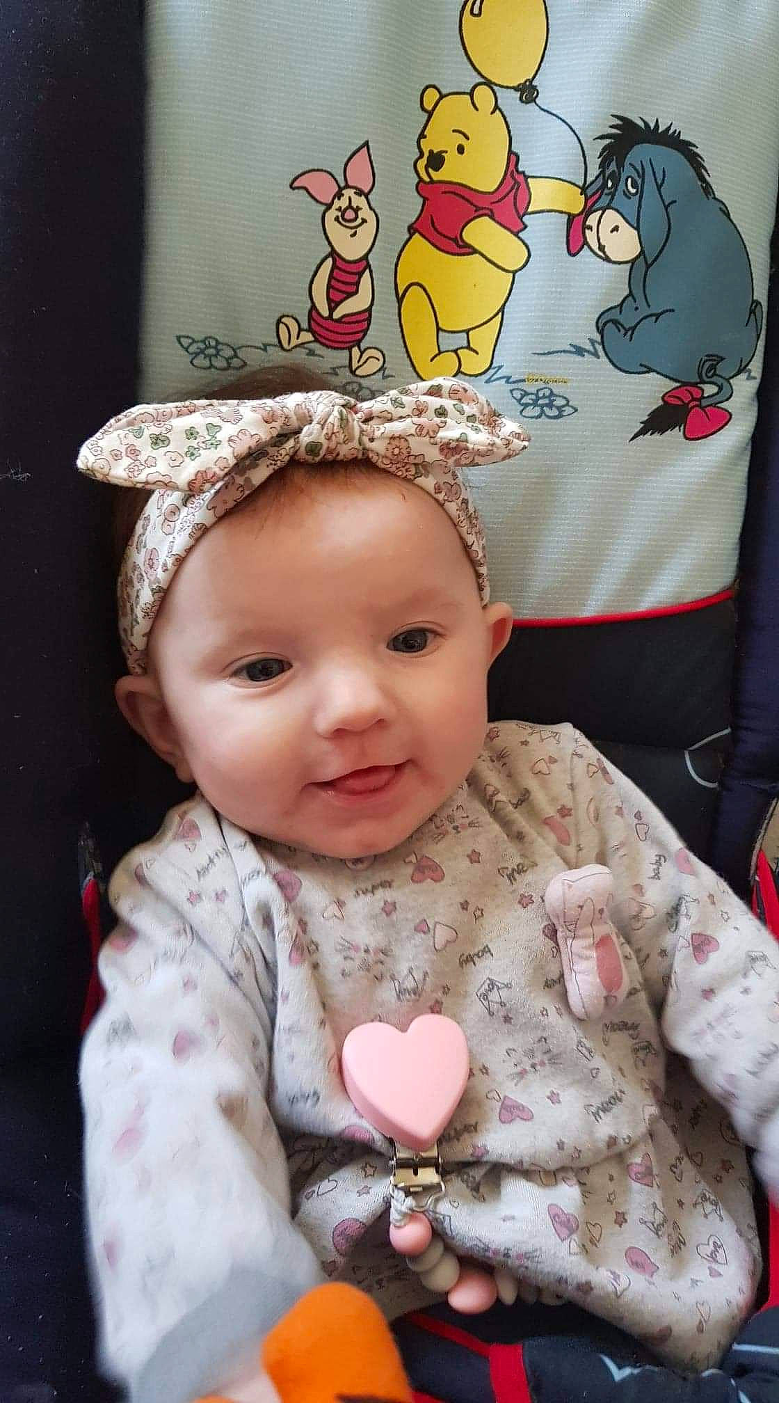 Élyne a rejoint le concours — aidez-le/la à gagner de superbes lots ! baby, cheek, child, ear, head, headgear, person, pink, skin, smile, toddler