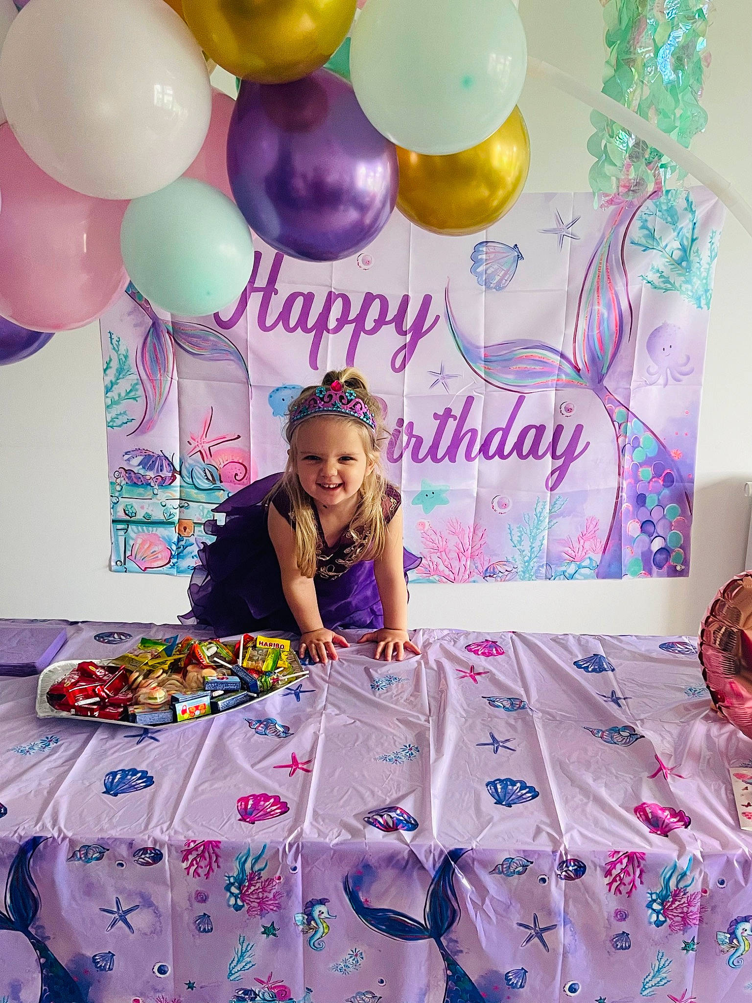 Aimy-rose a rejoint le concours — aidez-le/la à gagner de superbes lots ! aqua, balloon, birthday, birthday_party, decoration, event, fun, happy, joy, magenta, party_supply, person, photograph, pink, purple, smile, sweetness, table, textile, violet