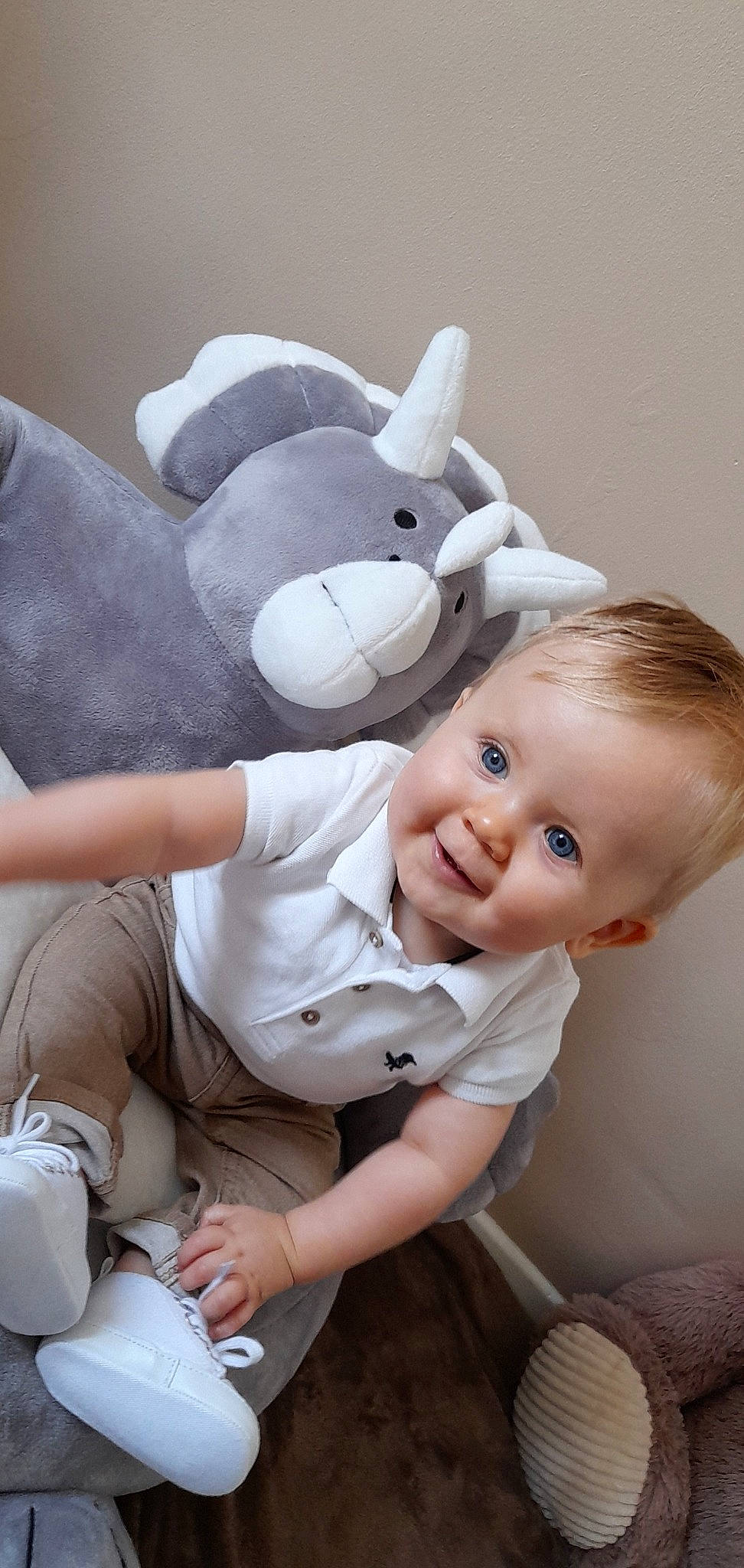 Aëden a rejoint le concours — aidez-le/la à gagner de superbes lots ! baby, baby_toddler_clothing, beauty, child, comfort, flash_photography, fun, gesture, hand, happy, human_body, lap, leg, person, pink, rabbit, skin, smile, toddler, vertebrate