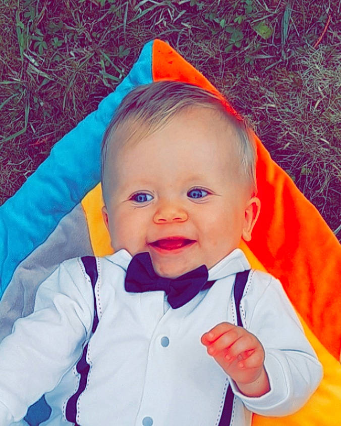 Aëden participe au concours pour gagner de l'argent avec cette photo : baby, baby_toddler_clothing, child, cool, electric_blue, eye, face, happy, headgear, jacket, nose, orange, outerwear, people_in_nature, person, skin, sleeve, smile, textile, toddler