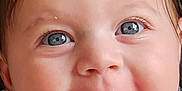 Léa-Rose a rejoint le concours — aidez-le/la à gagner de superbes lots ! baby, blanket, blue_eyes, cheeks, child, close_up, cute, expression, eyelashes, face, hair, happy, infant, joy, mouth, nose, person, portrait, skin, smile