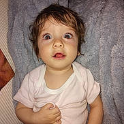 Lily participe au concours pour gagner de l'argent avec cette photo : toddler, child, baby, person, face, eyes, hair, clothing, shirt, hand, expression, indoor, blanket, texture, couch, sitting, skin, portrait, cute, flash