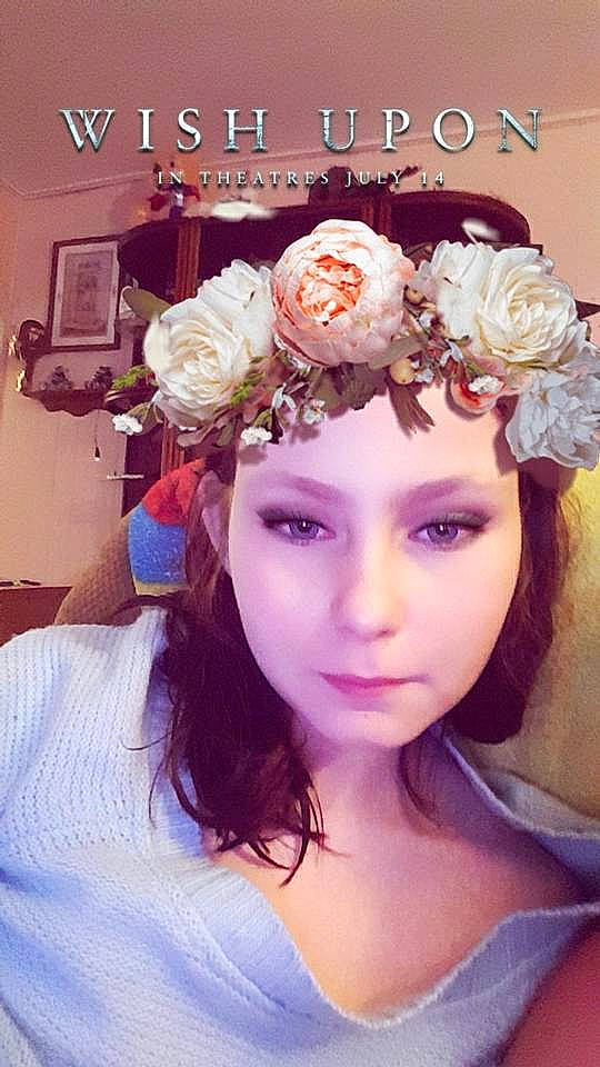 Arianna is registered to the contest to win money with this photo: beauty, cool, crown, cut_flowers, fashion_accessory, floral_design, floristry, flower, flower_arranging, forehead, hair, hair_accessory, hairstyle, headgear, headpiece, headwear, long_hair, person, petal, plant