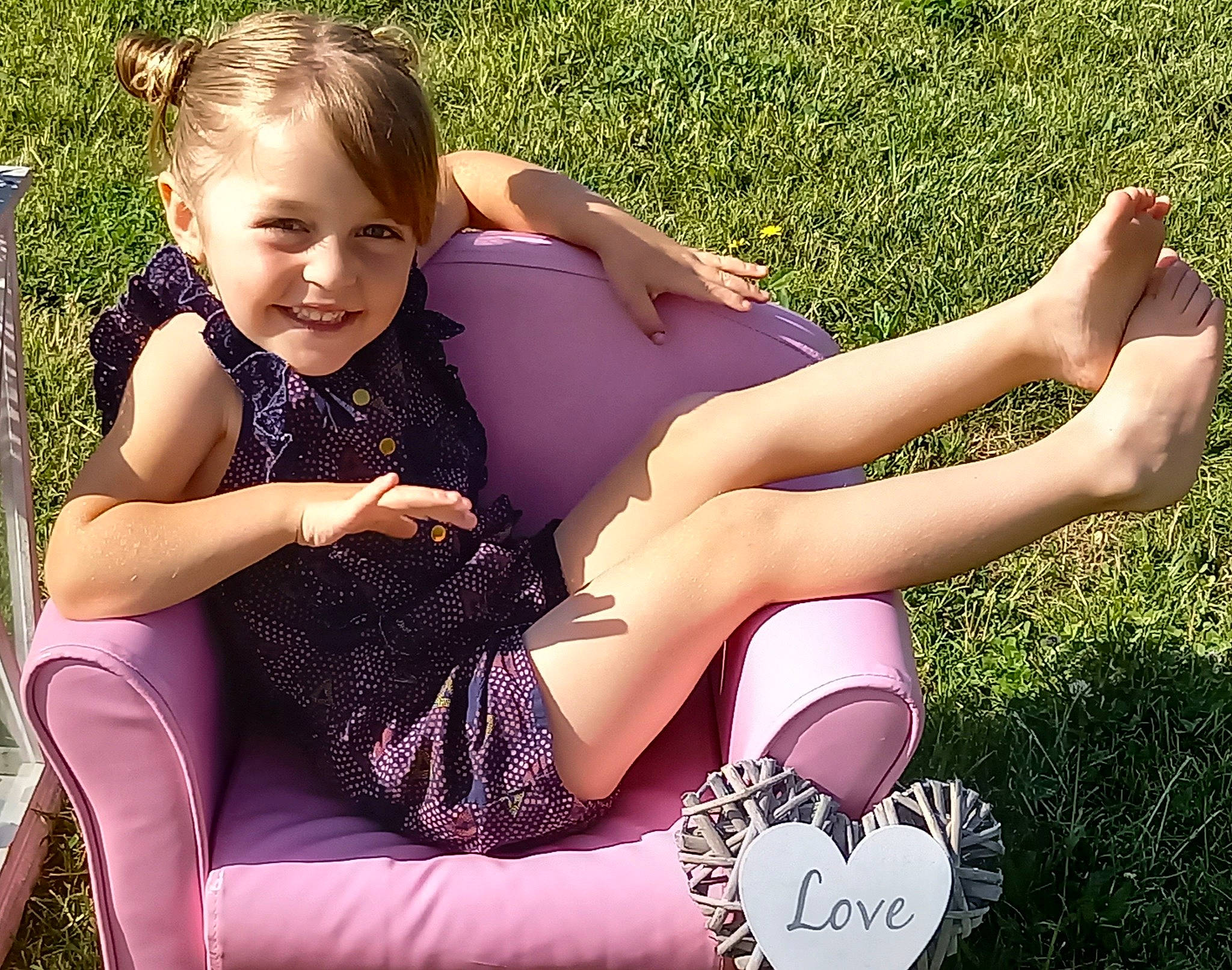 Miya participe au concours pour gagner de l'argent avec cette photo : arm, comfort, cool, face, fawn, finger, hair, happy, human_body, joint, joy, knee, lap, leg, people_in_nature, person, pink, shoe, shoulder, skin