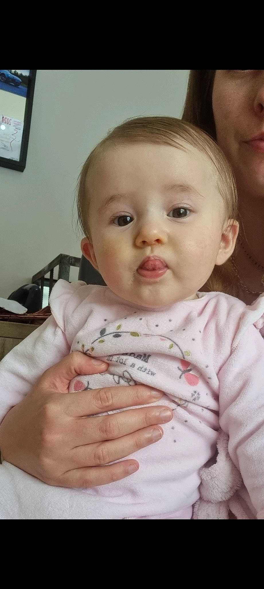 Eléonore participe au concours pour gagner de l'argent avec cette photo : baby, baby_toddler_clothing, cheek, chin, comfort, eyebrow, eyelash, face, finger, gesture, happy, iris, lip, mouth, neck, nose, person, picture_frame, skin, sleeve
