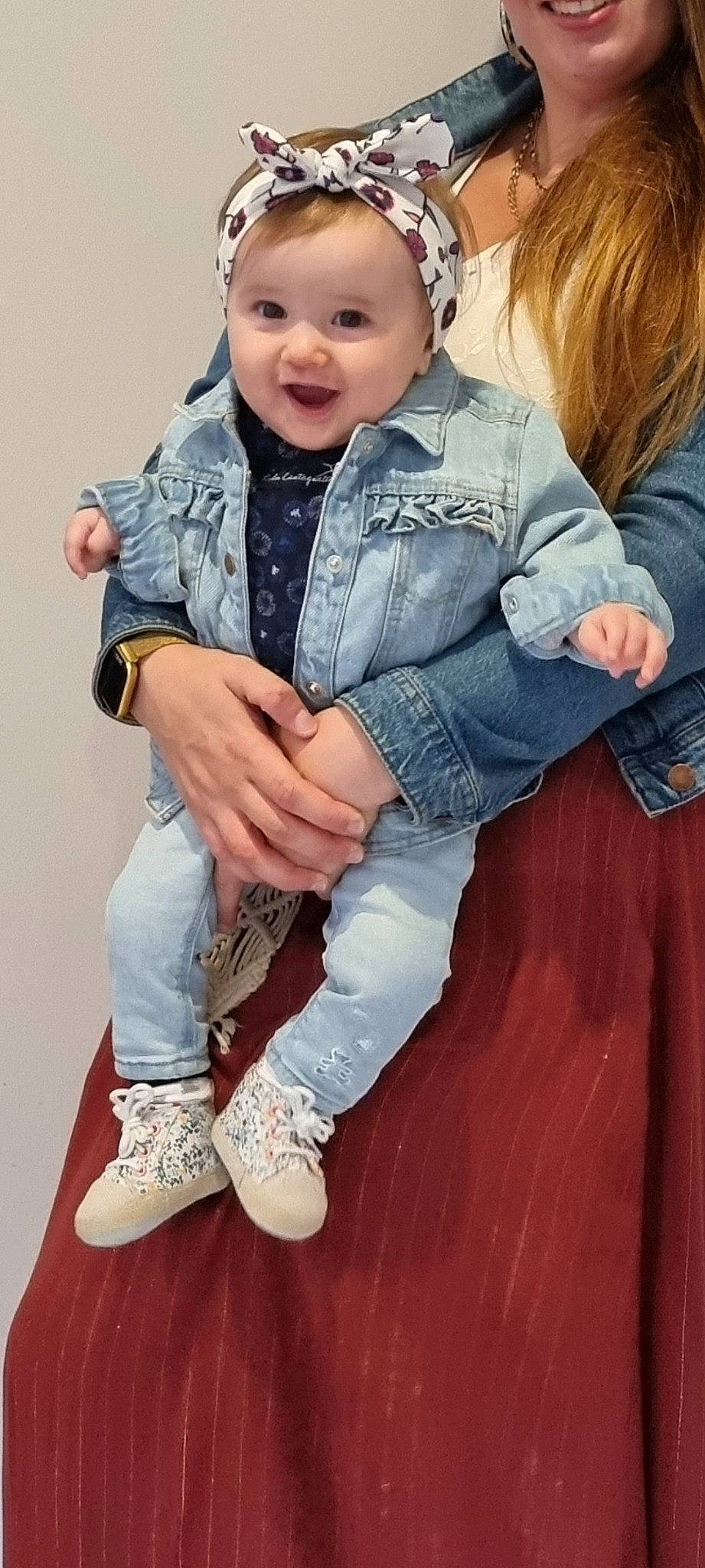 Eléonore participe au concours pour gagner de l'argent avec cette photo : baby, baby_toddler_clothing, child, cool, denim, eye, finger, fun, gesture, happy, headwear, human_leg, leg, person, pink, sitting, skin, sleeve, smile, thumb