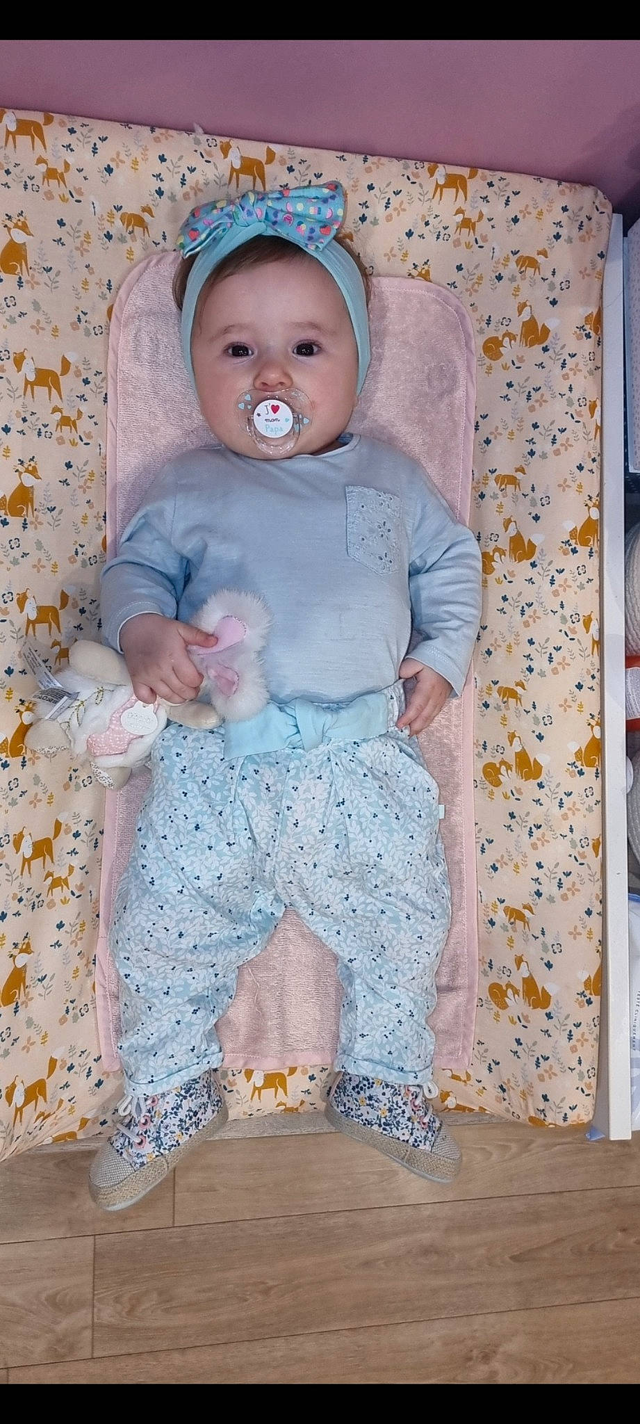 Eléonore a rejoint le concours — aidez-le/la à gagner de superbes lots ! baby, baby_products, baby_toddler_clothing, baby_toys, child, comfort, doll, linens, orange, pattern, peach, person, pink, product, purple, room, sitting, sleeve, textile, toddler