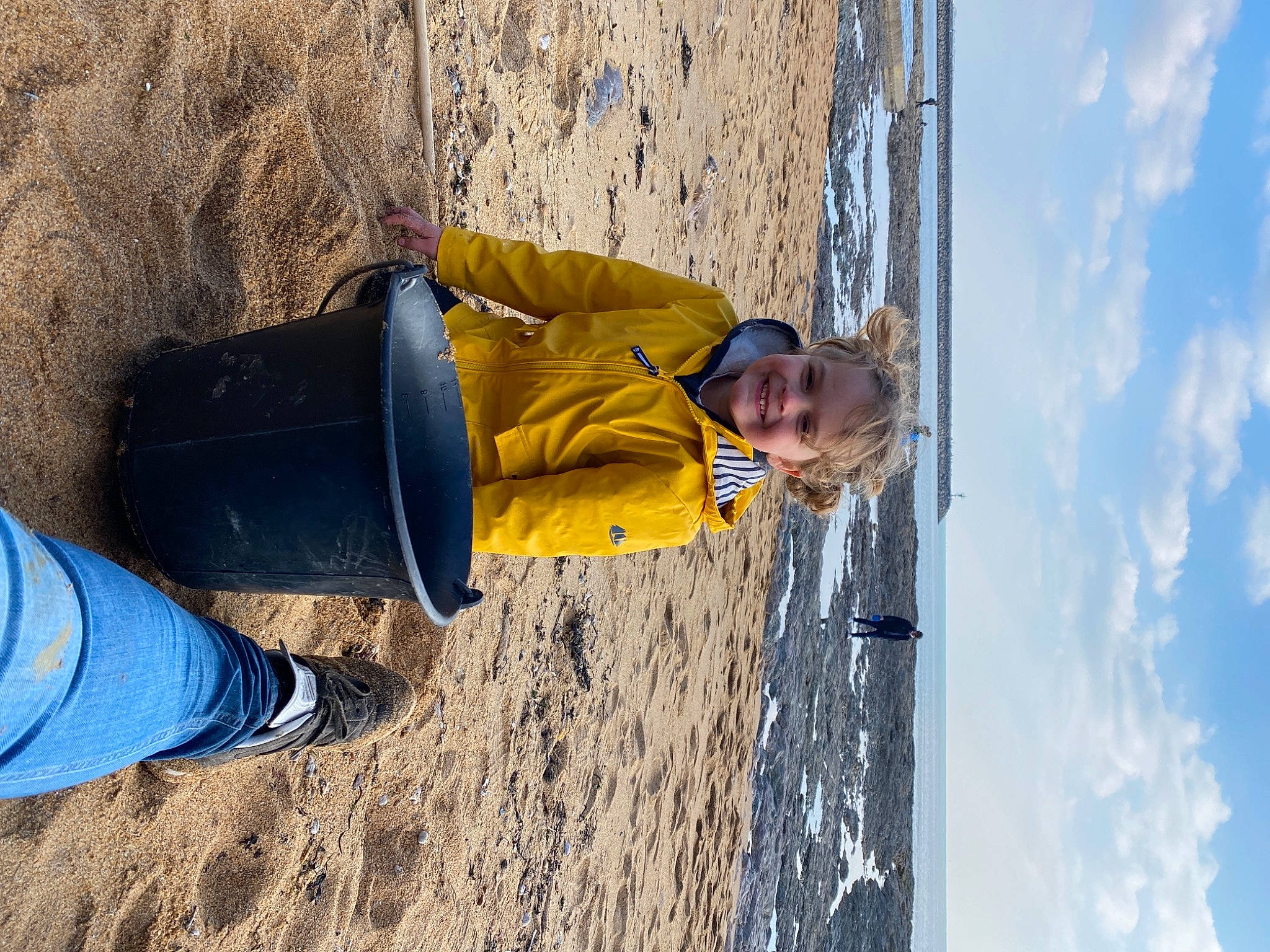 Lou a rejoint le concours — aidez-le/la à gagner de superbes lots ! adventure, azure, blue, child, cloud, electric_blue, fun, happy, jeans, joy, landscape, leisure, people_in_nature, person, recreation, sand, sky, soil, toddler, travel