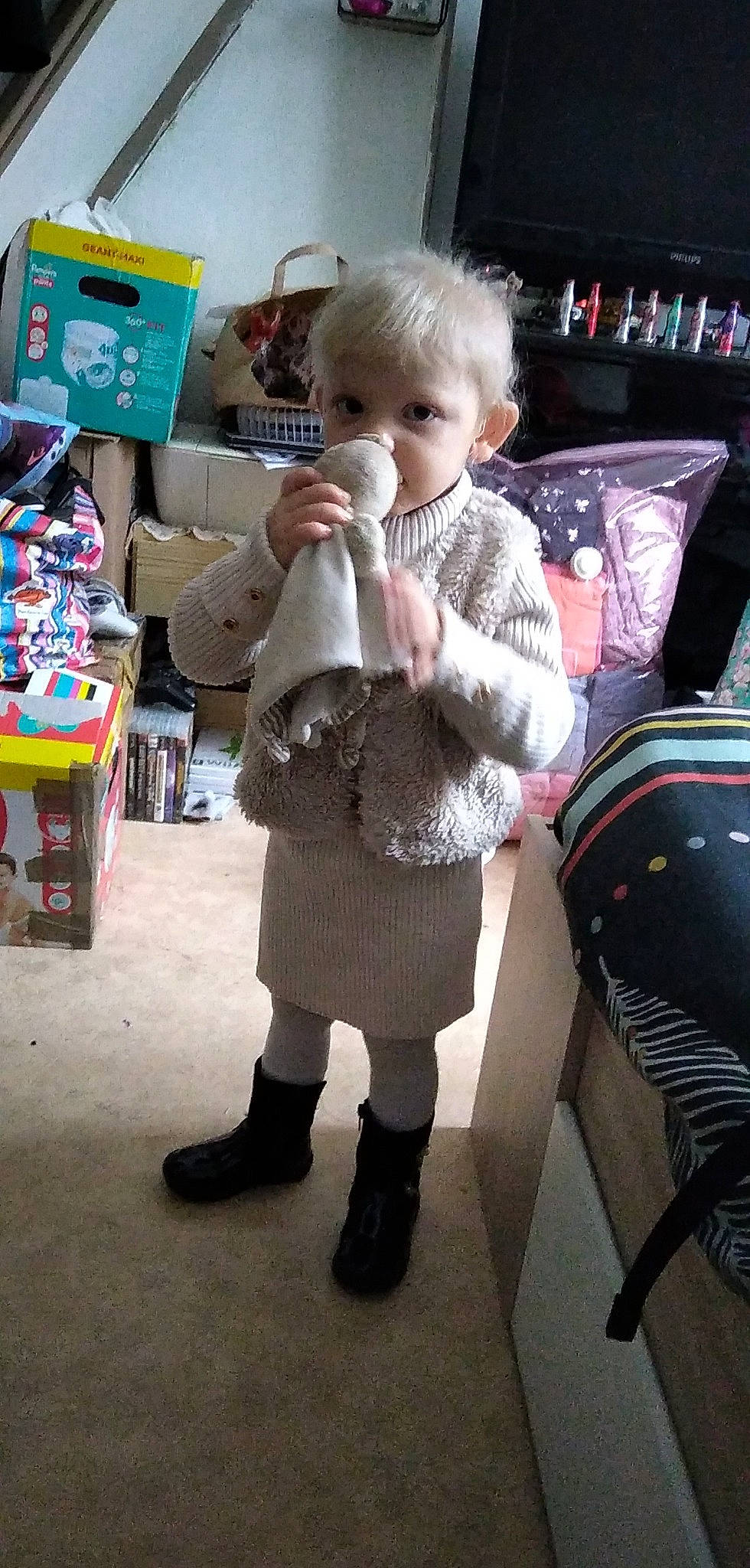 Kyliana participe au concours pour gagner de l'argent avec cette photo : baby, bag, child, fashion_accessory, fun, fur, human_leg, joint, knee, lap, luggage_and_bags, pattern, person, shopping, sitting, sleeve, sock, street_fashion, thigh, toddler