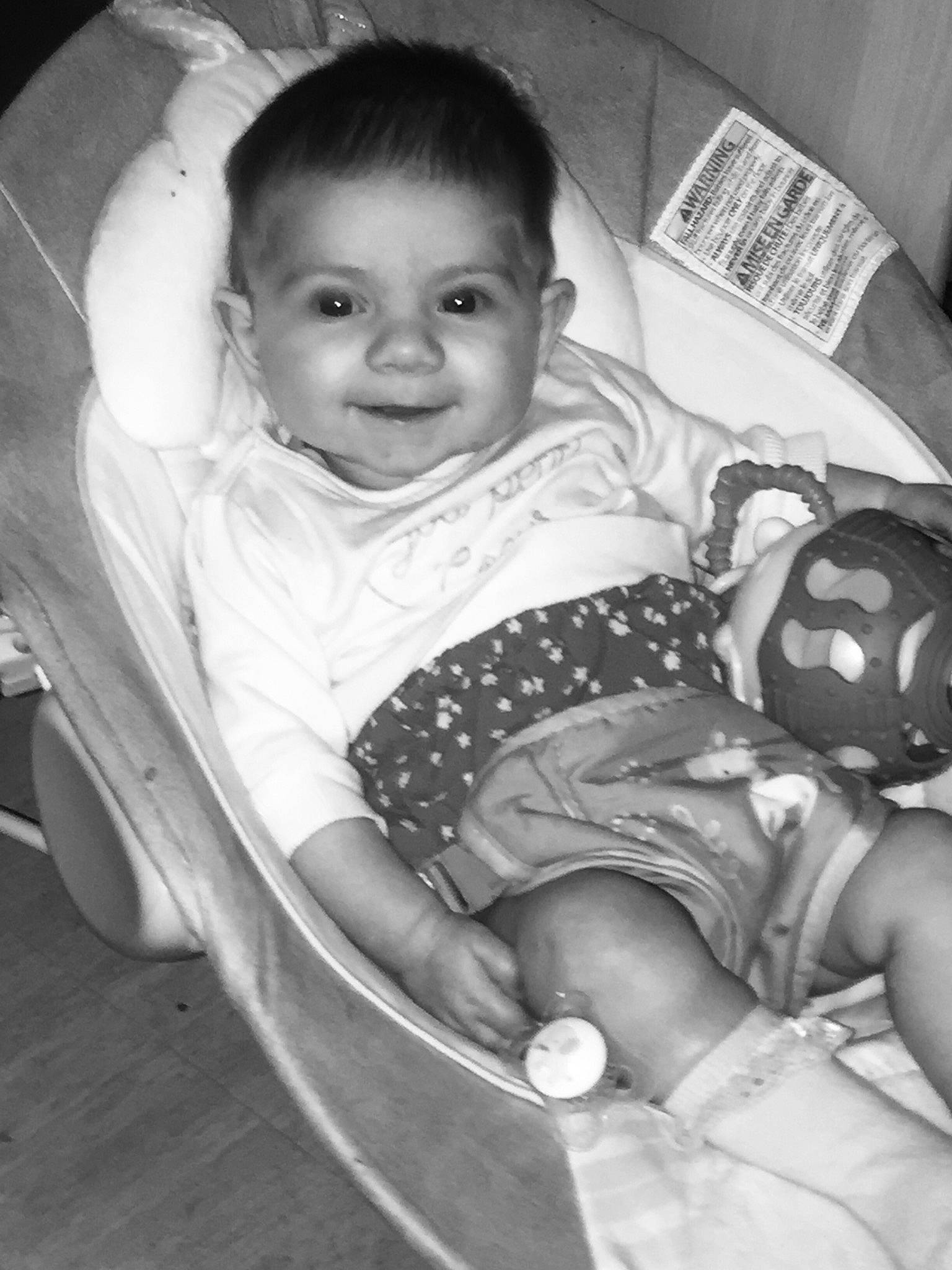 Kahïna participe au concours pour gagner de l'argent avec cette photo : arm, black, black_and_white, cheek, comfort, face, hair, hairstyle, hand, head, human_body, iris, joy, leg, mouth, organ, person, photograph, product, skin