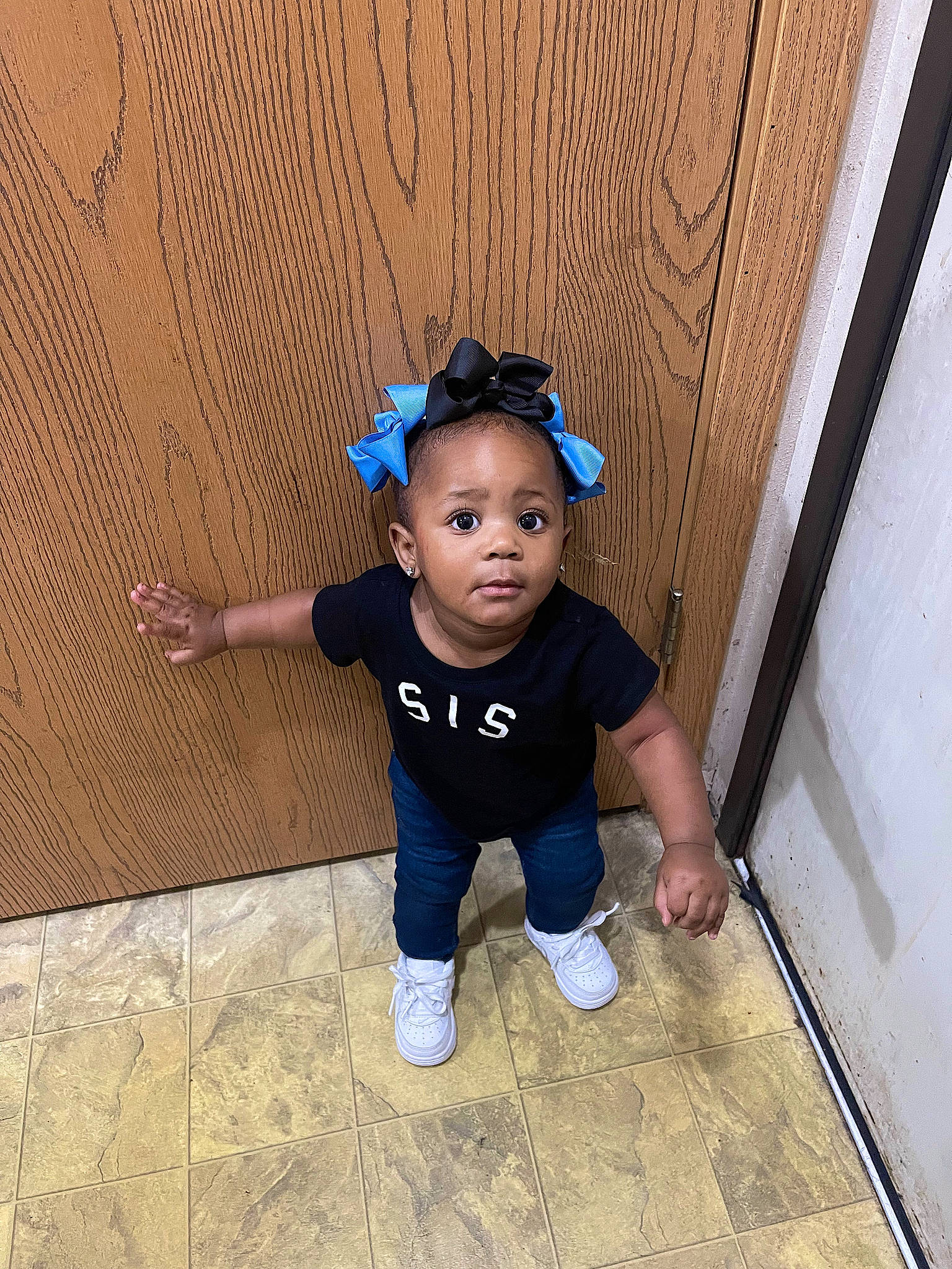 Kior is registered to the contest to win money with this photo: baby, baby_toddler_clothing, child, electric_blue, eye, fashion_accessory, flash_photography, floor, flooring, fun, happy, hardwood, head, outerwear, pattern, person, sitting, sleeve, t_shirt, toddler