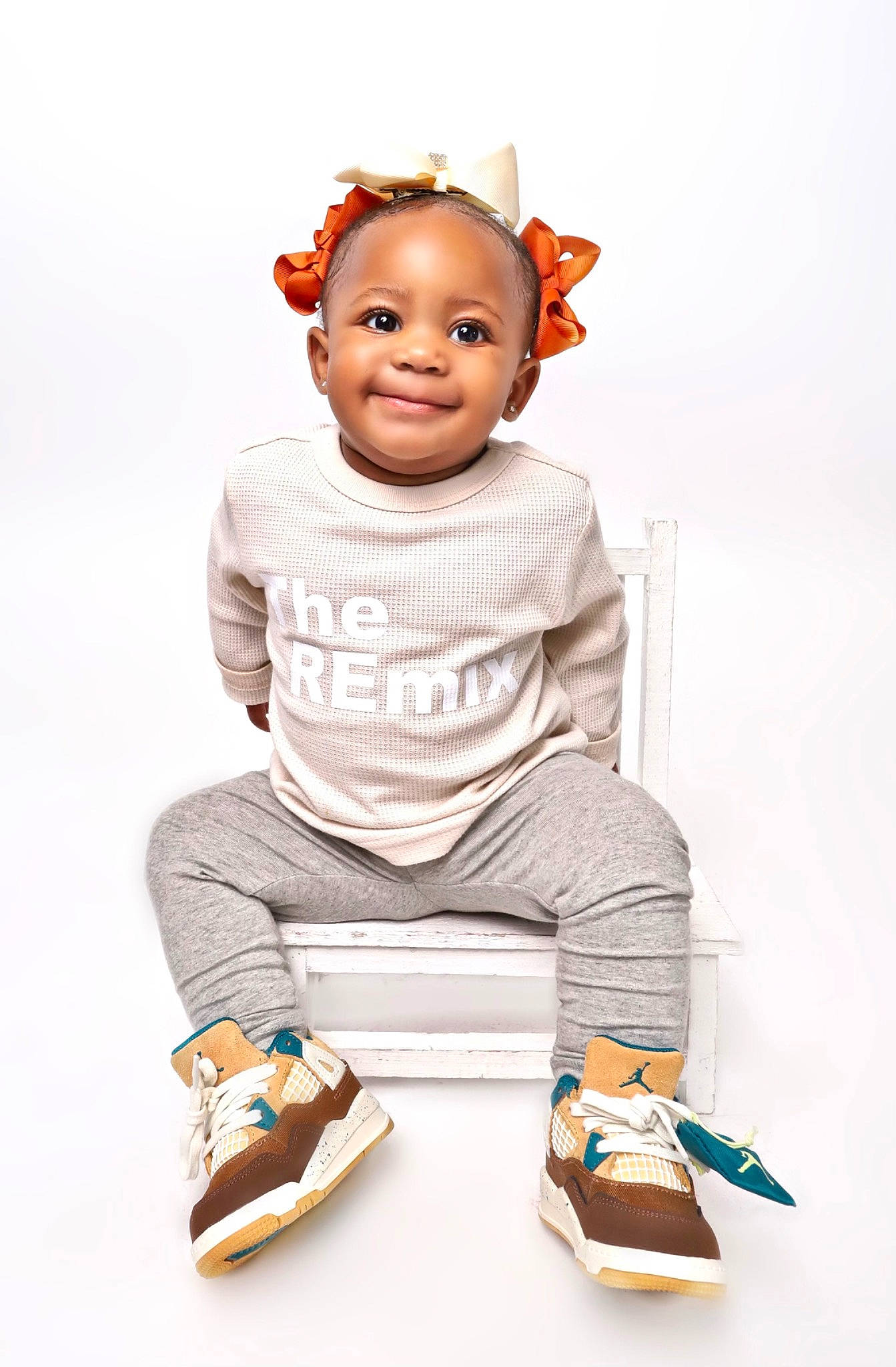 Kior is registered to the contest to win money with this photo: baby, baby_toddler_clothing, child, child_model, fashion_accessory, happy, joy, knee, linens, magenta, outdoor_shoe, pattern, person, portrait_photography, sitting, sleeve, smile, sneakers, t_shirt, toddler
