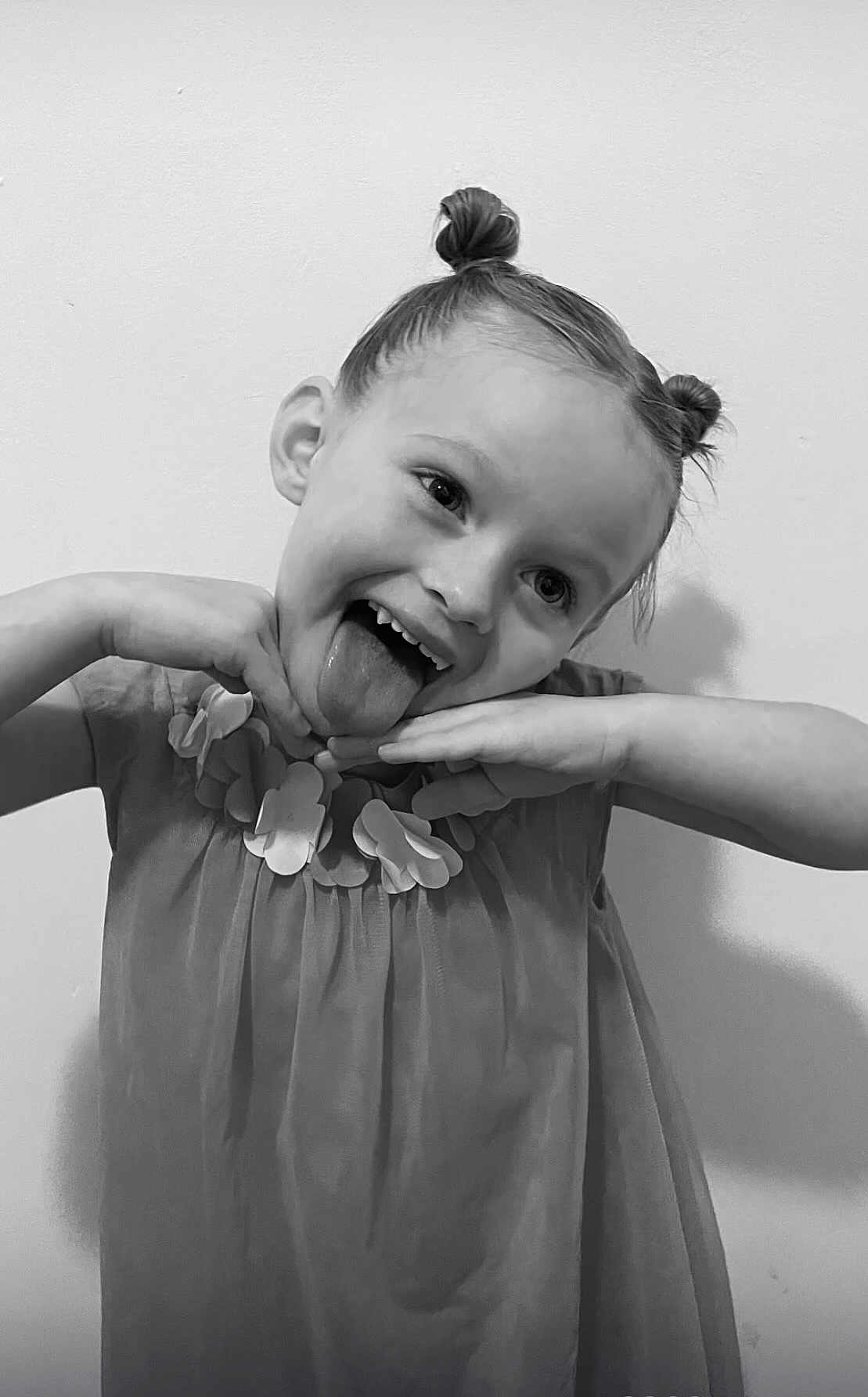 Solyne a rejoint le concours — aidez-le/la à gagner de superbes lots ! baby, babylaughing, bodypart, clothing, dress, face, finger, flower, formalwear, hand, happy, head, laughing, mouth, person, photography, plant, portrait, smile, teeth