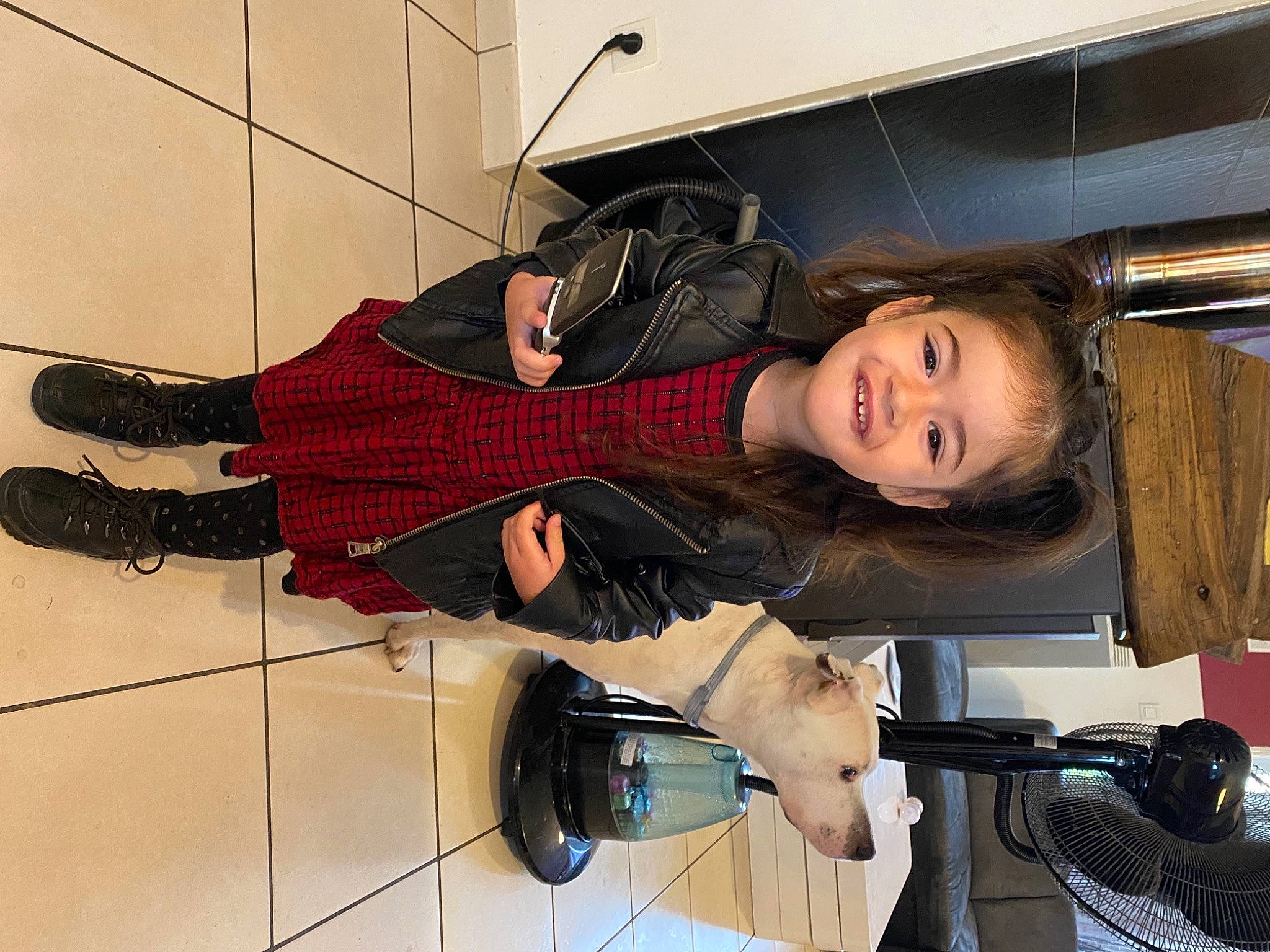 Maëlys a rejoint le concours — aidez-le/la à gagner de superbes lots ! auto_part, automotive_design, automotive_exterior, automotive_tire, automotive_wheel_system, car, flooring, fun, human_leg, joy, luxury_vehicle, motor_vehicle, pattern, person, personal_luxury_car, smile, street_fashion, thigh, tire, vehicle