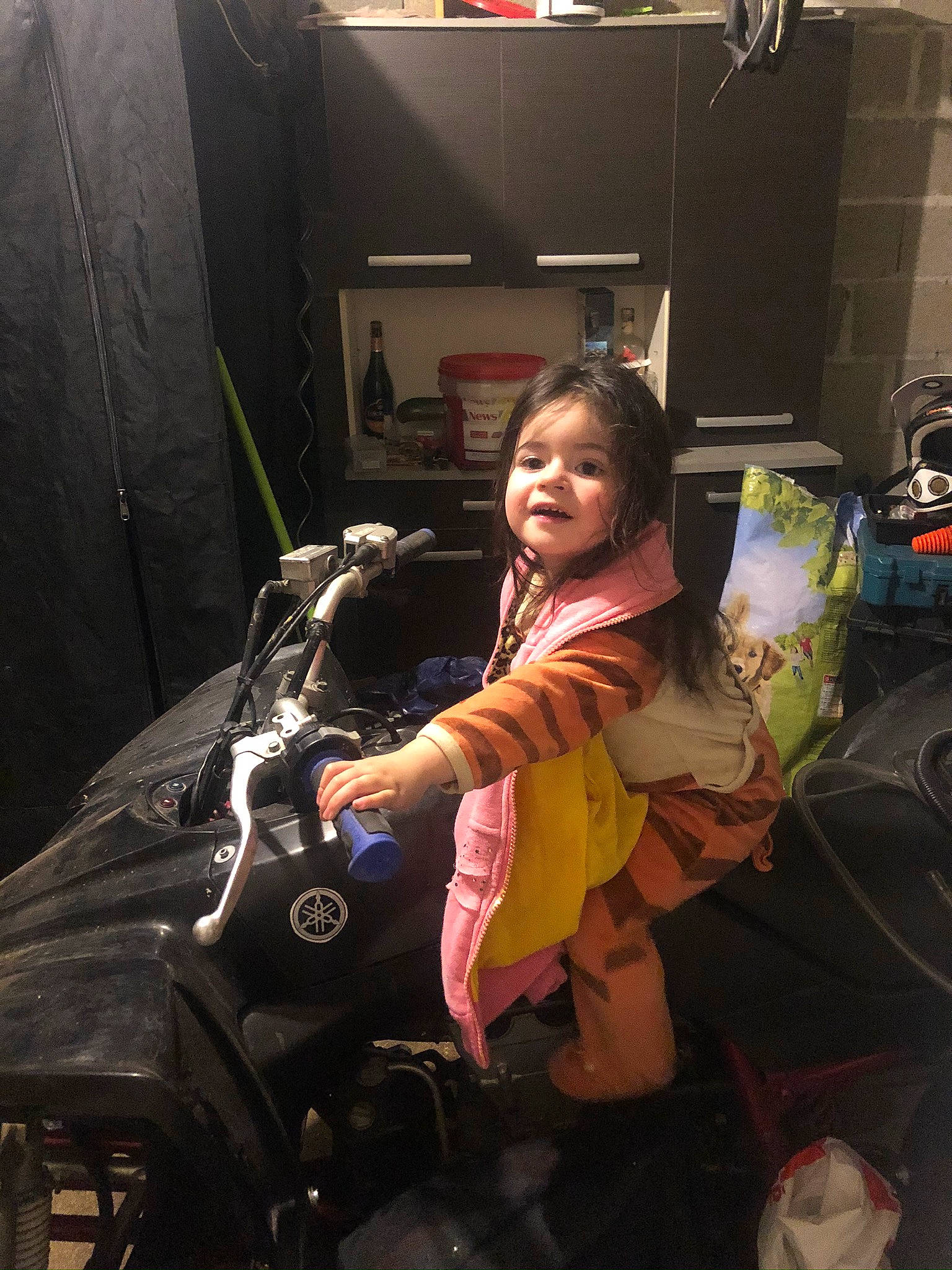 Maëlys a rejoint le concours — aidez-le/la à gagner de superbes lots ! audio_equipment, auto_part, automotive_design, automotive_lighting, automotive_tire, automotive_wheel_system, baby_carriage, baby_products, bag, child, fun, luggage_and_bags, motor_vehicle, passenger, person, personal_protective_equipment, room, sitting, television, toddler