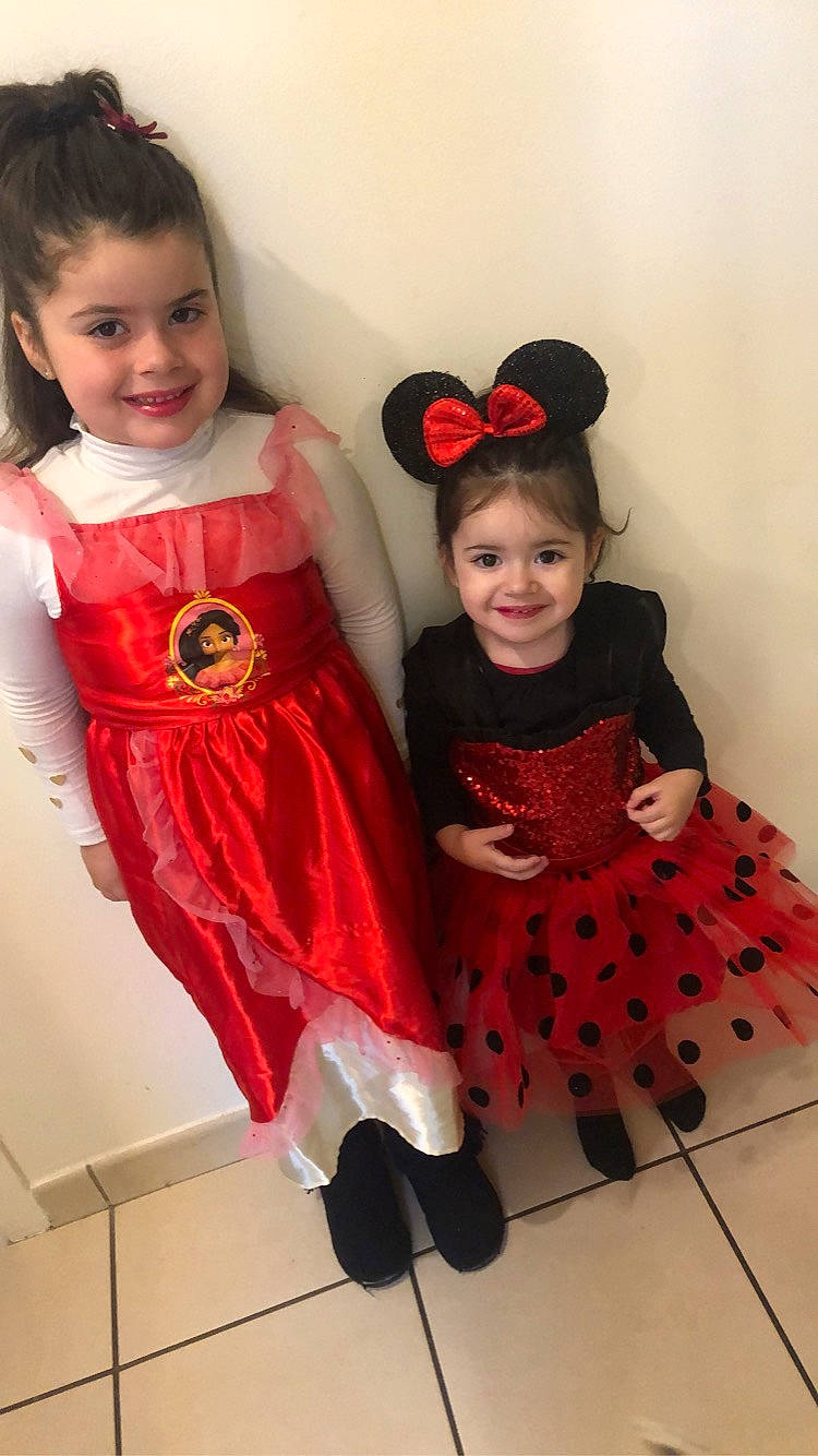 Maëlys participe au concours pour gagner de l'argent avec cette photo : baby_toddler_clothing, child, costume, dress, event, face, facial_expression, fashion, fun, happy, human_body, joy, magenta, outerwear, pattern, person, pink, red, skin, sleeve