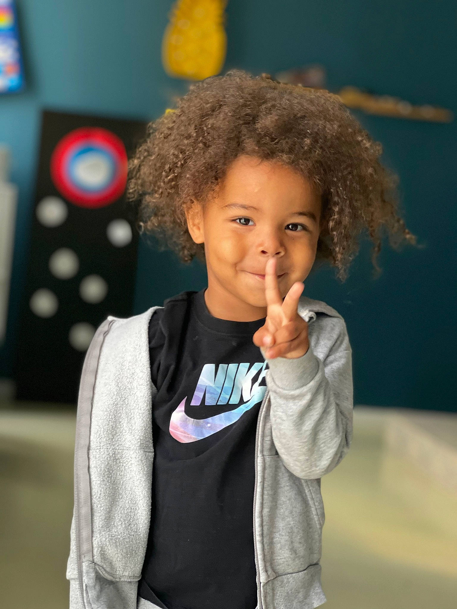 Keyden a rejoint le concours — aidez-le/la à gagner de superbes lots ! afro, audio_equipment, blazer, child, child_model, electric_blue, event, fashion, fashion_design, formal_wear, fun, gesture, happy, jewellery, jheri_curl, joy, person, portrait_photography, room, sleeve
