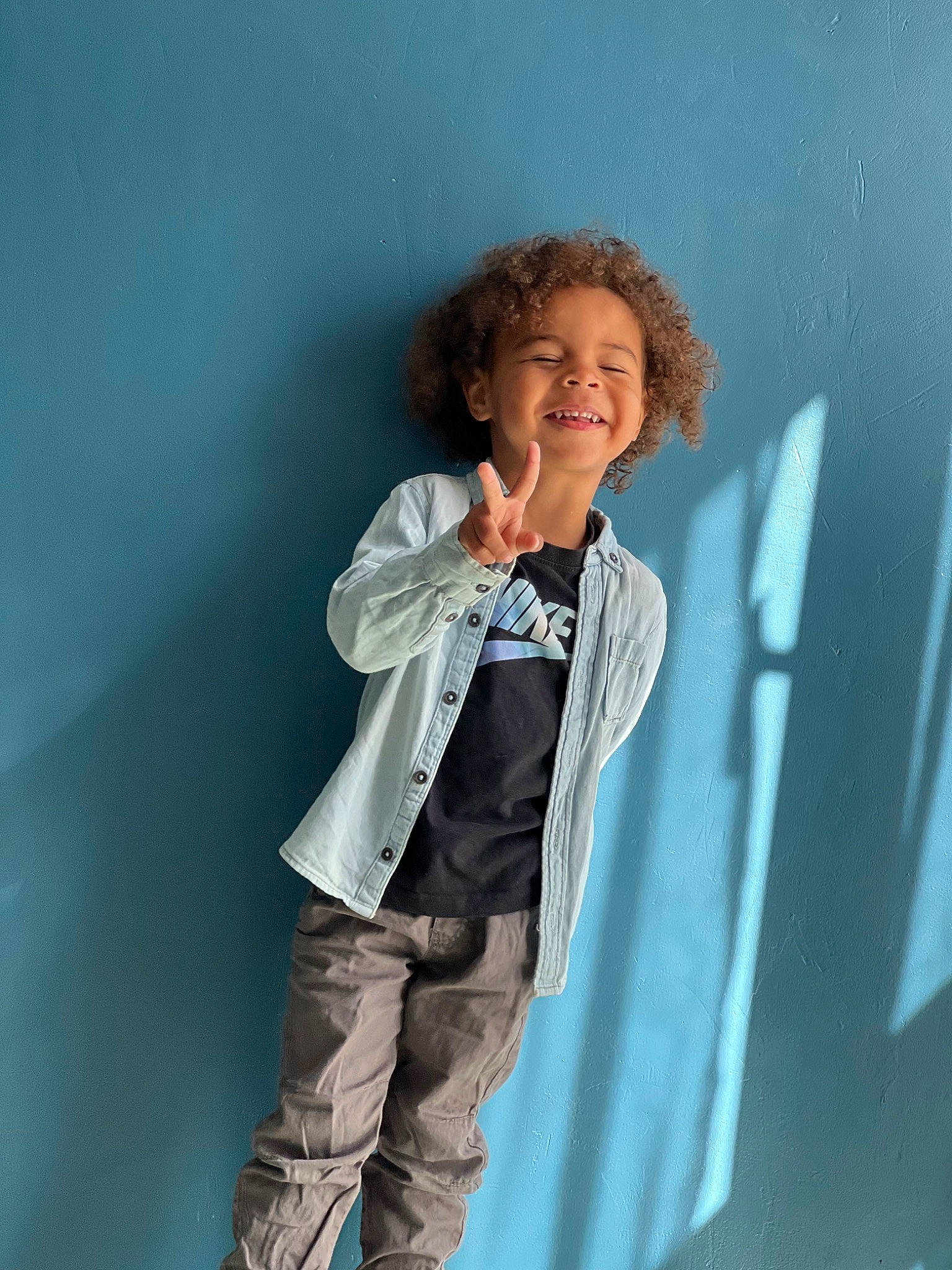 Keyden participe au concours pour gagner de l'argent avec cette photo : child, collar, denim, dress_shirt, electric_blue, fashion_design, flash_photography, formal_wear, fun, gesture, happy, joy, person, photo_shoot, portrait_photography, room, sitting, sleeve, smile, t_shirt