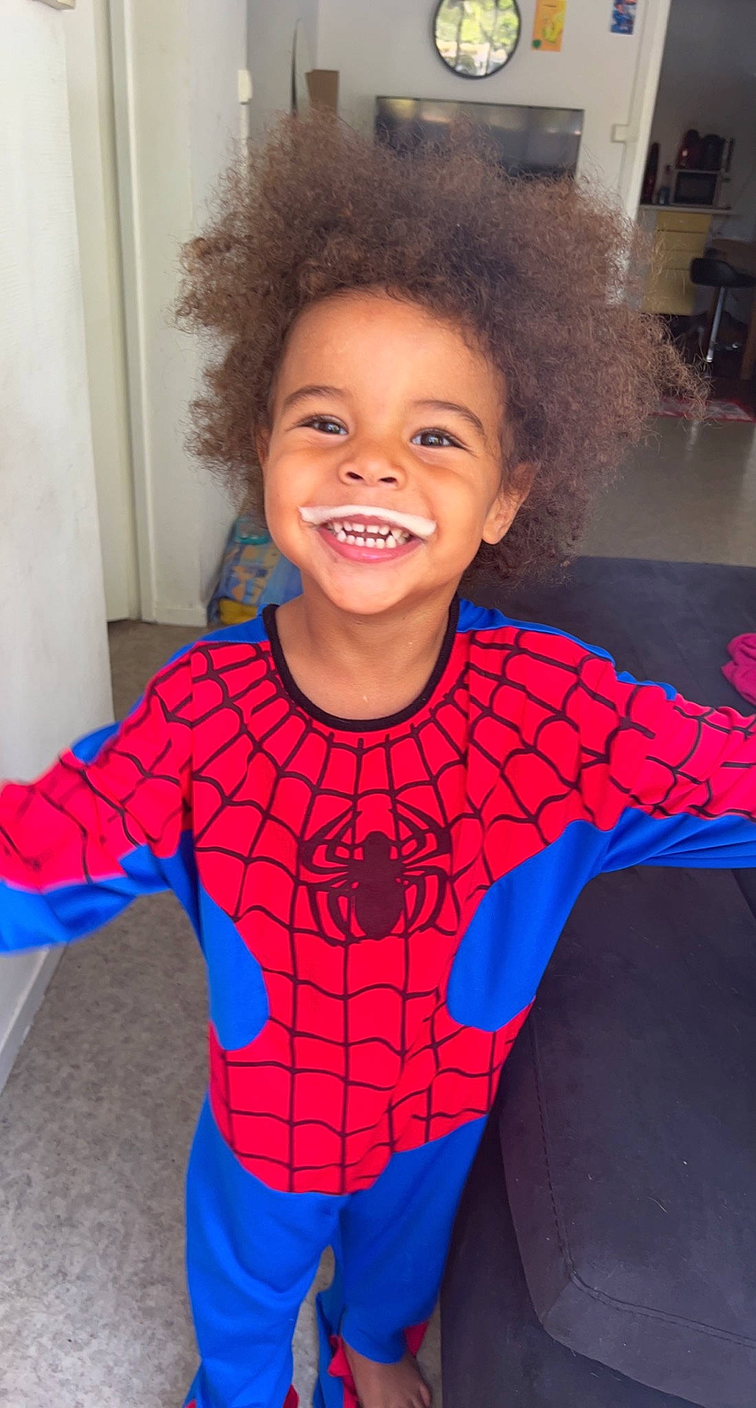 Keyden a rejoint le concours — aidez-le/la à gagner de superbes lots ! baby_toddler_clothing, blue, clothing, cool, face, facial_expression, finger, gesture, hairstyle, happy, head, iris, joint, joy, lip, neck, person, pink, shoulder, sleeve