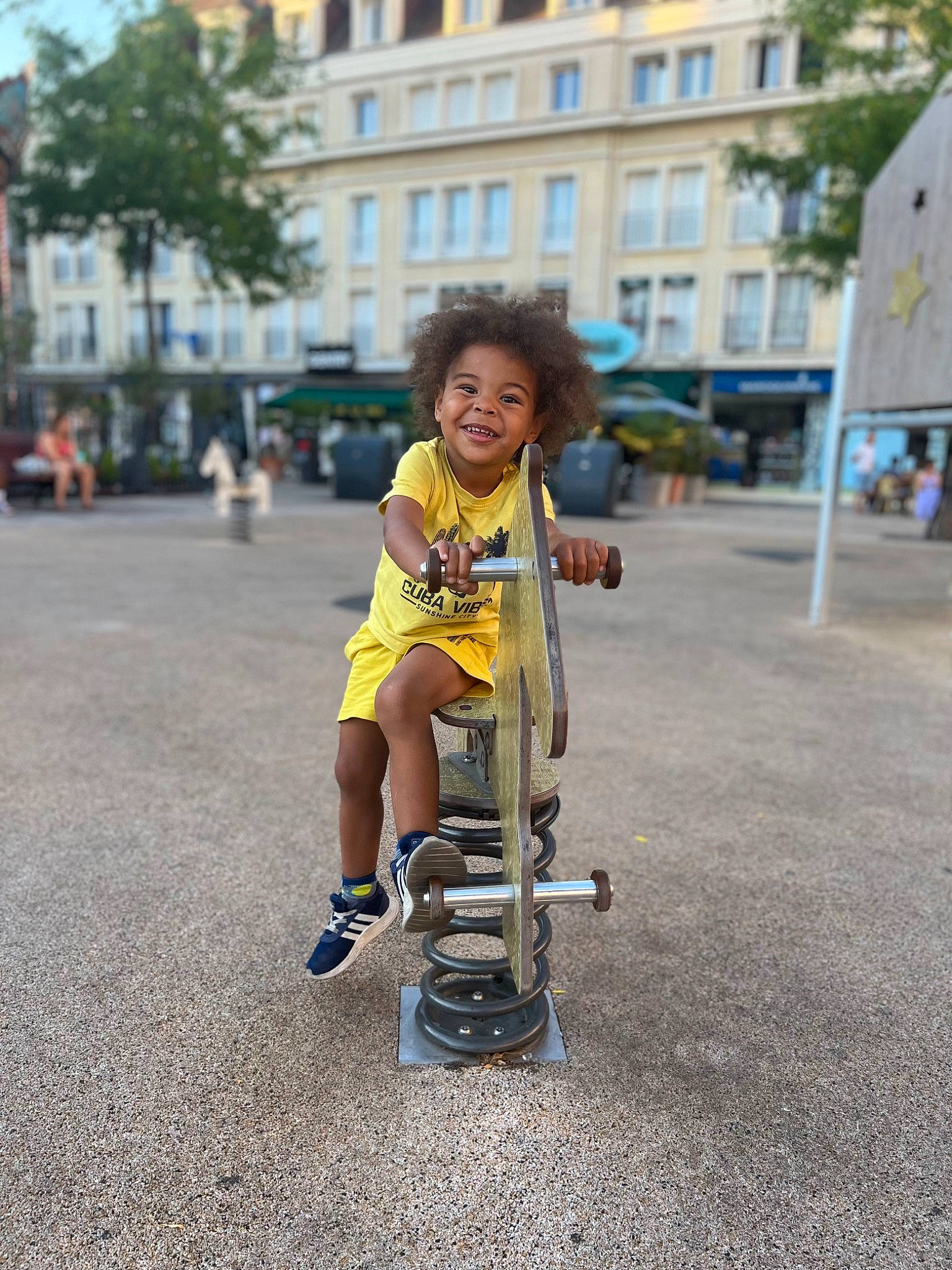 Keyden a rejoint le concours — aidez-le/la à gagner de superbes lots ! asphalt, baby_carriage, city, electric_blue, fun, human_leg, joy, kick_scooter, knee, leisure, person, recreation, road, road_surface, shorts, sidewalk, smile, toddler, travel, tree