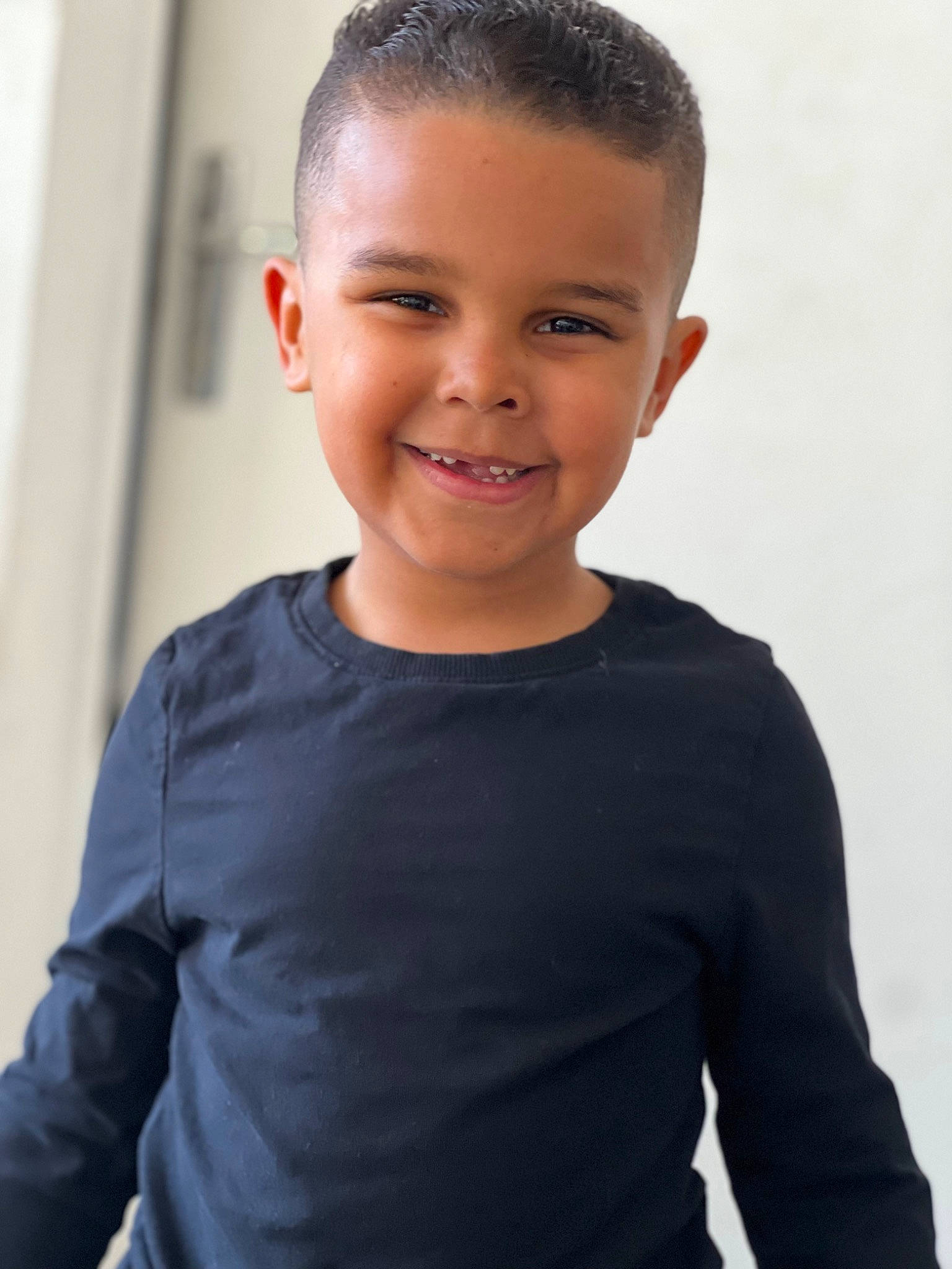 Kaiss participe au concours pour gagner de l'argent avec cette photo : caesar_cut, cheek, chest, child, elbow, electric_blue, eye, eyelash, flash_photography, forehead, gesture, hair, happy, head, human_body, joy, neck, person, sleeve, smile