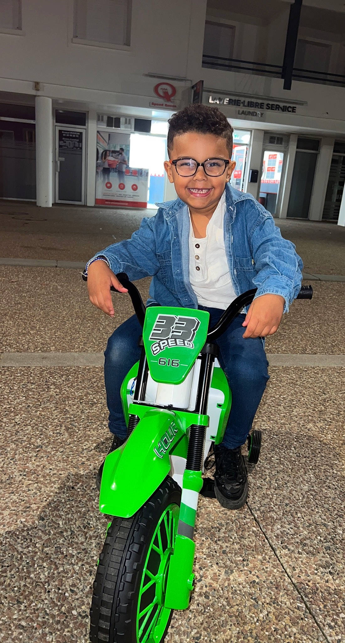 Kaiss a rejoint le concours — aidez-le/la à gagner de superbes lots ! automotive_design, automotive_lighting, automotive_tire, automotive_wheel_system, bicycle_accessory, bicycle_frame, bicycle_tire, fender, glasses, joy, motor_vehicle, person, recreation, rim, smile, soil, spoke, tire, tire_care, tread