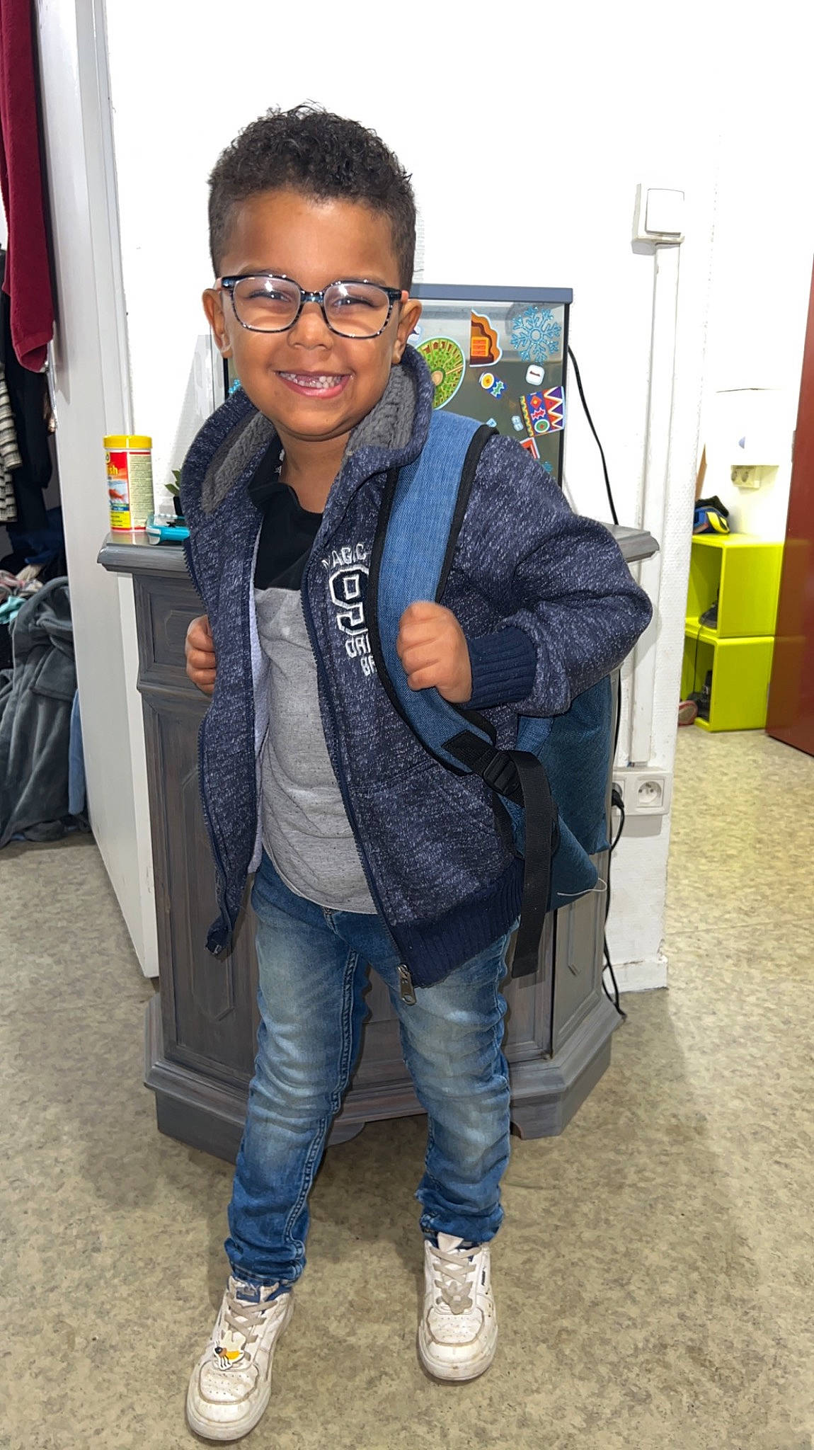 Kaiss a rejoint le concours — aidez-le/la à gagner de superbes lots ! bag, blazer, child, denim, electric_blue, event, eyewear, fashion_design, flooring, formal_wear, glasses, joy, luggage_and_bags, person, personal_protective_equipment, shoe, sleeve, smile, sneakers, tire