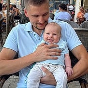 Aleks a rejoint le concours — aidez-le/la à gagner de superbes lots ! baby, baby_clothes, bonding, cafe, casual, chair, clothing, cute, daylight, family, happy, holding, man, outdoor, people, person, portrait, smile, table, toddler