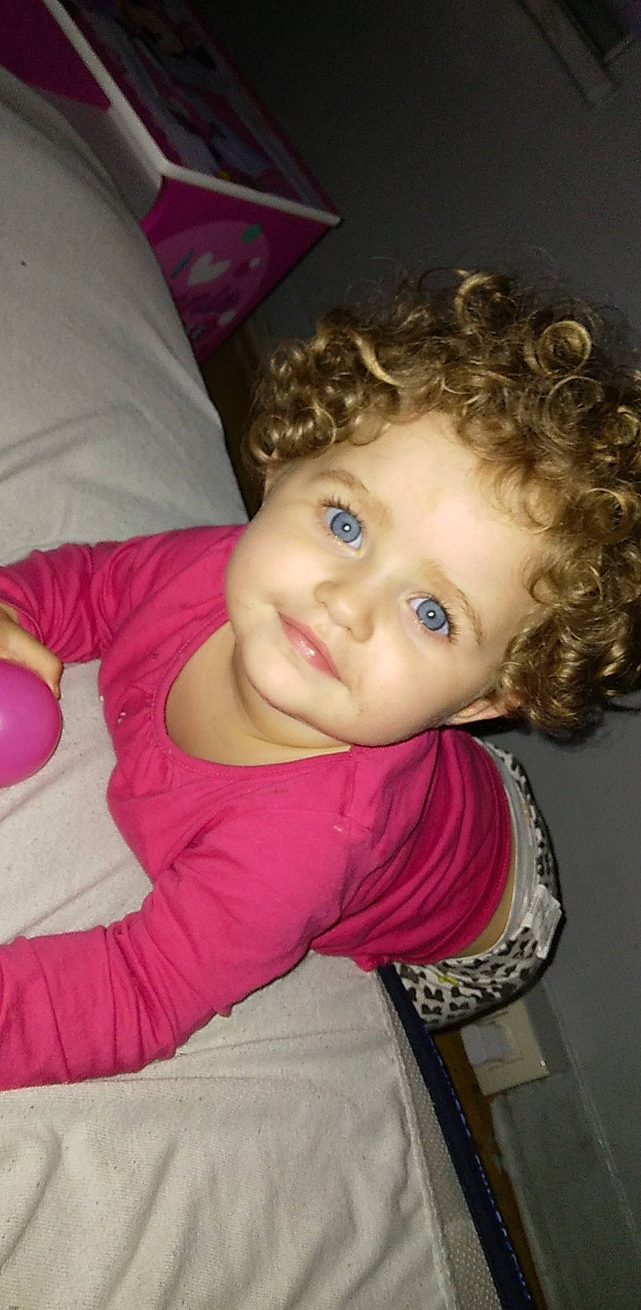 Nelly a rejoint le concours — aidez-le/la à gagner de superbes lots ! baby_toddler_clothing, cheek, chin, eye, eyebrow, face, facial_expression, hair, hairstyle, head, iris, lip, mouth, nose, organ, person, pink, skin, sleeve, smile