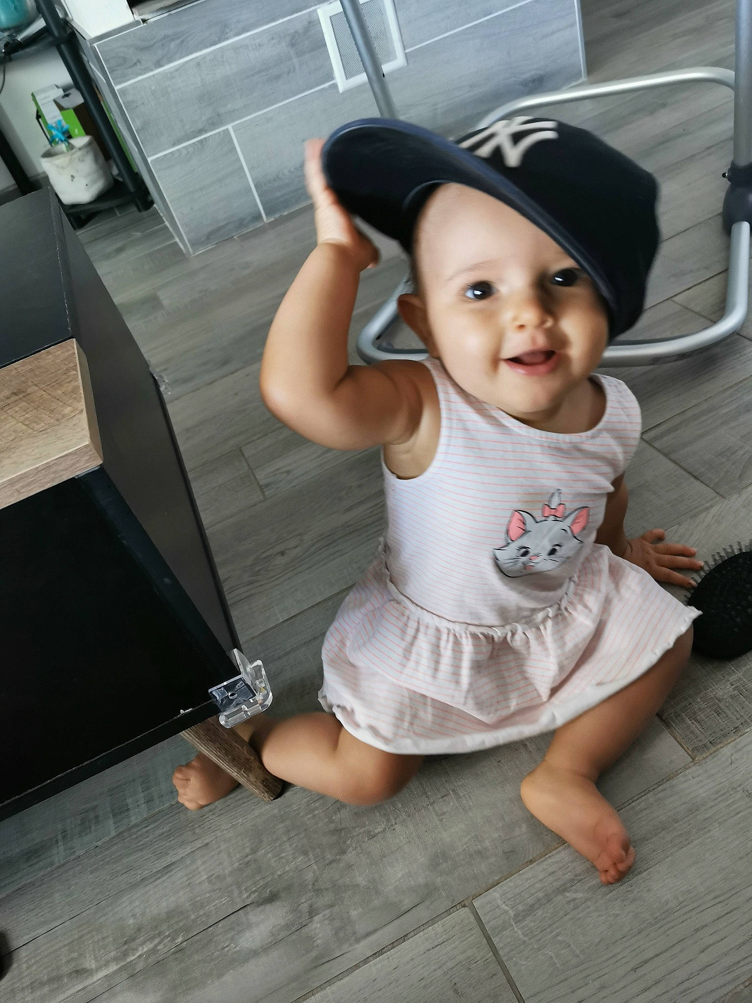 Stella participe au concours pour gagner de l'argent avec cette photo : baby, child, hat, headgear, headwear, leg, person, photography, sitting, skin, smile, snapshot, sun_hat, toddler
