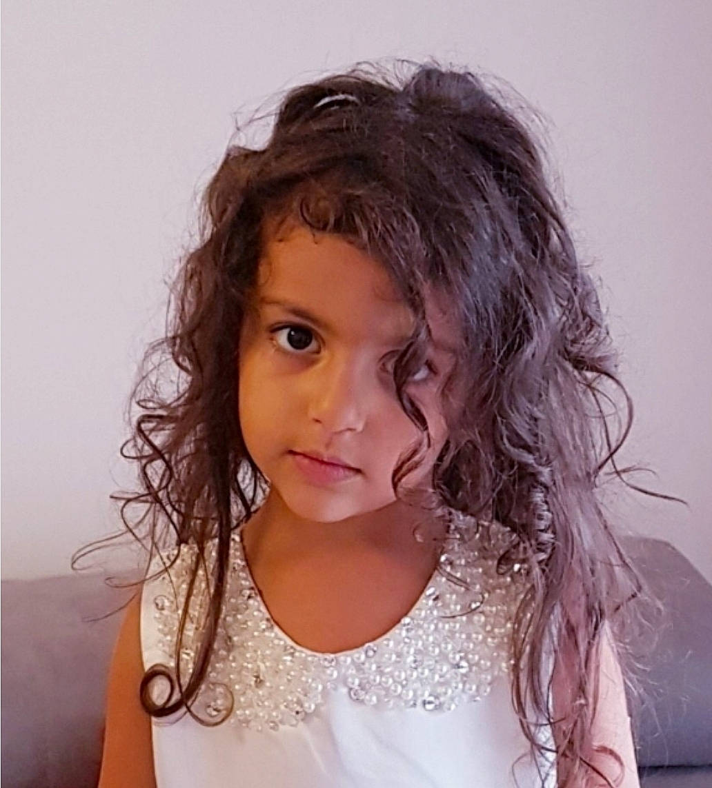 Alexandra participe au concours pour gagner de l'argent avec cette photo : beauty, black_hair, blond, brown_hair, child_model, chin, eyebrow, face, forehead, hair, hair_coloring, hairstyle, human, layered_hair, lip, long_hair, neck, nose, person, step_cutting