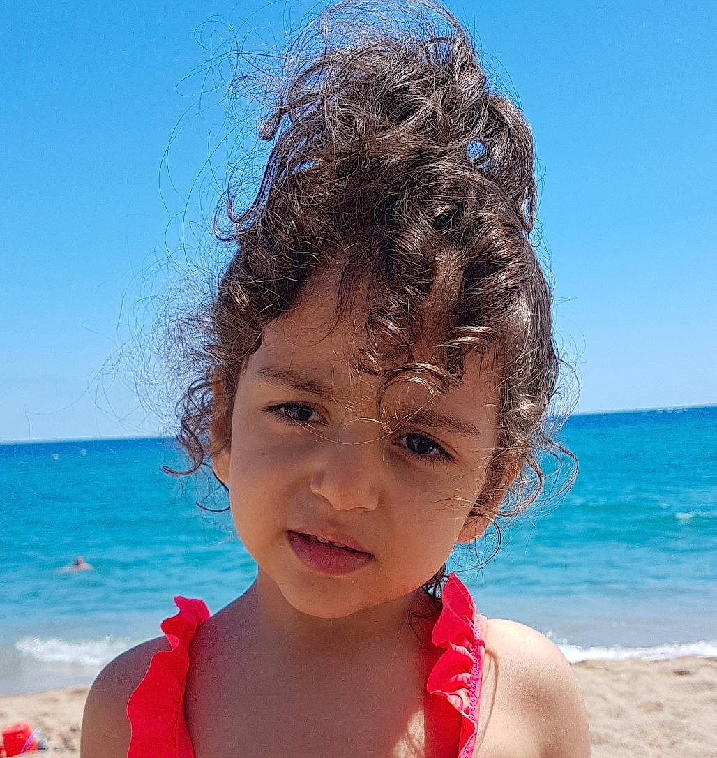 Alexandra a rejoint le concours — aidez-le/la à gagner de superbes lots ! beach, beauty, child, chin, face, facial_expression, forehead, fun, hair, hairstyle, head, human, lip, nose, person, sea, skin, sky, smile, summer