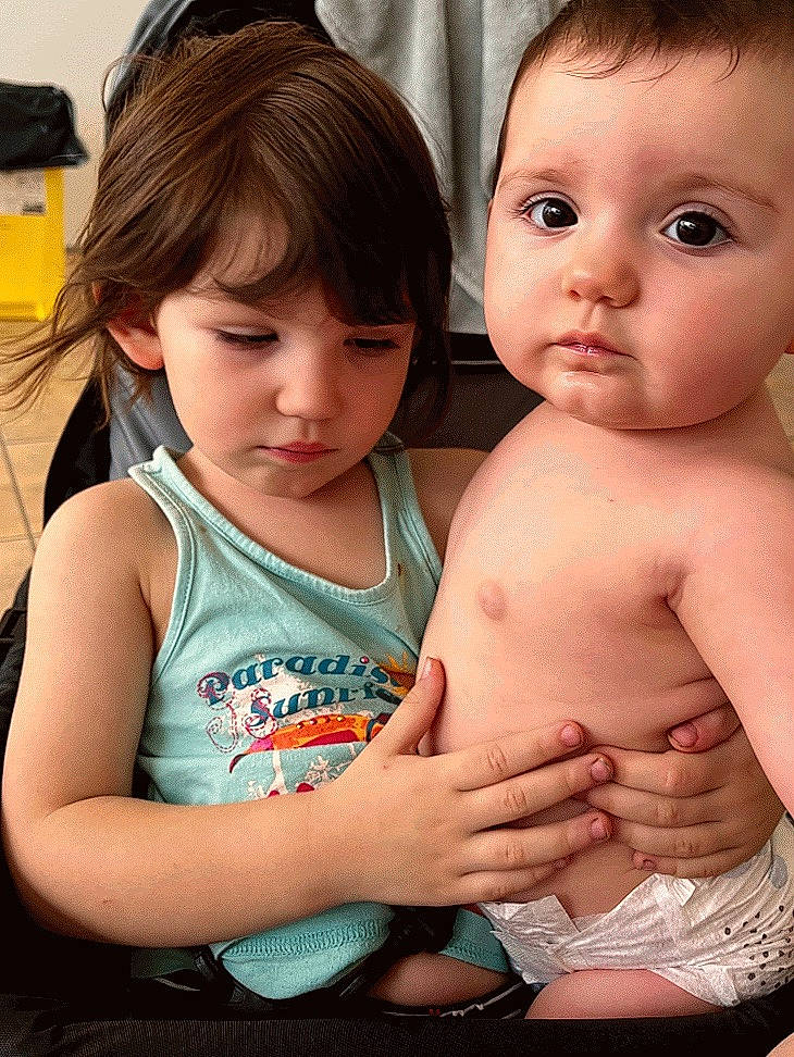 Aude a rejoint le concours — aidez-le/la à gagner de superbes lots ! arm, cheek, chin, eyelash, facial_expression, hairstyle, hand, happy, human_body, lip, mouth, muscle, neck, nose, organ, person, product, shoulder, skin, stomach