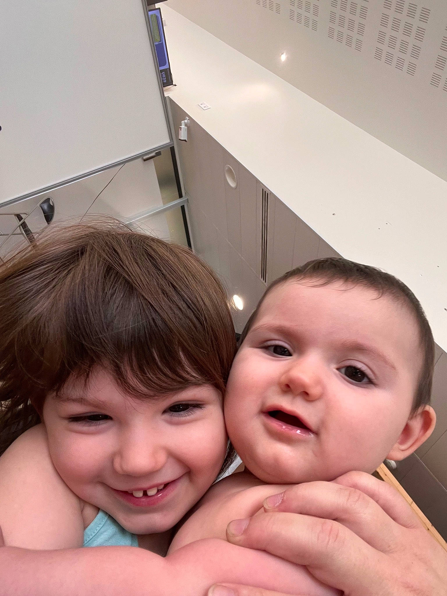 Abby a rejoint le concours — aidez-le/la à gagner de superbes lots ! cheek, chin, eyebrow, face, facial_expression, finger, gesture, hairstyle, hand, happy, head, human_body, iris, joy, lip, mouth, muscle, nose, person, skin