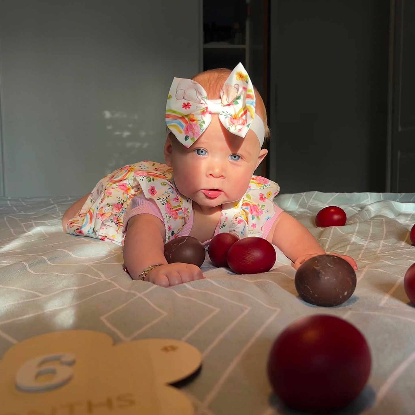 Jaqueline Gabriela participe au concours pour gagner de l'argent avec cette photo : baby, babycrawling, ball, birthdaycake, bonnet, clothing, crawling, cricket, cricketball, egg, face, food, hat, head, people, person, photography, portrait, sphere, sport
