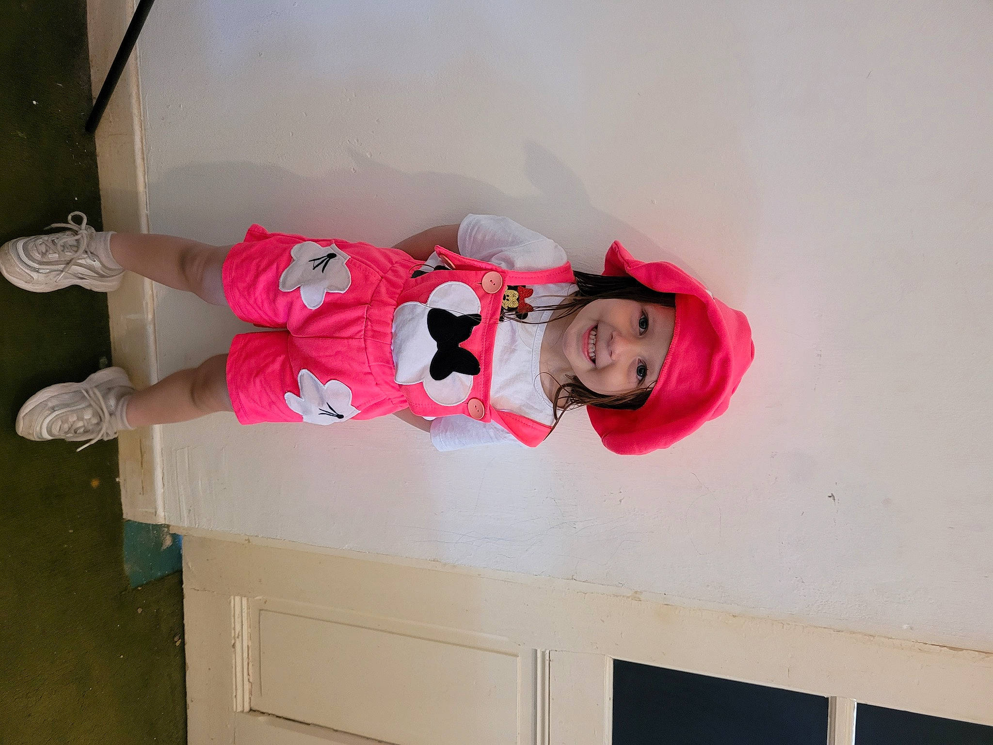 Katalyna a rejoint le concours — aidez-le/la à gagner de superbes lots ! carmine, child, costume, fun, happy, hat, headwear, joy, leg, magenta, person, pink, plant, room, smile, thigh, toddler, vacation, window, wood