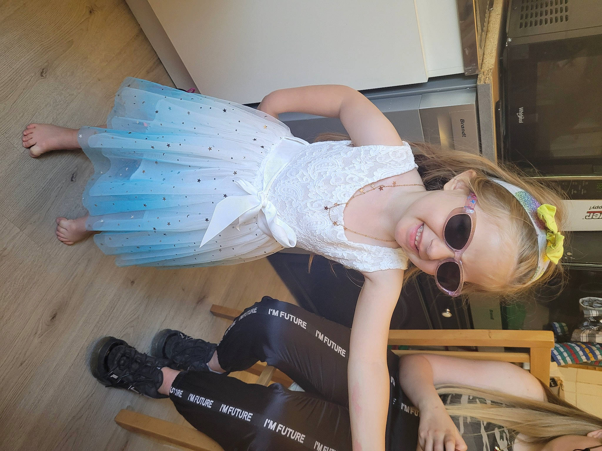 Katalyna participe au concours pour gagner de l'argent avec cette photo : blond, bridal_accessory, cosplay, costume, dress, flooring, glove, hairstyle, hardwood, hime_cut, home_appliance, human_leg, long_hair, person, room, television, television_set, thigh, toy, wood