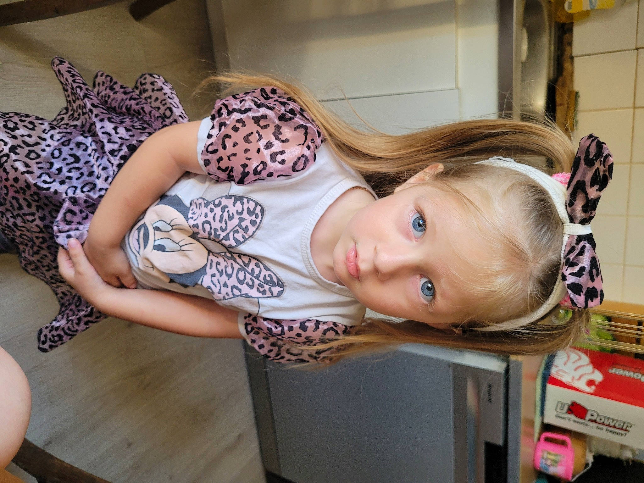 Katalyna participe au concours pour gagner de l'argent avec cette photo : baby, blond, brown_hair, child, eye, flooring, foot, fun, glasses, head, human_leg, iris, long_hair, pattern, person, room, sandal, skin, thigh, toddler