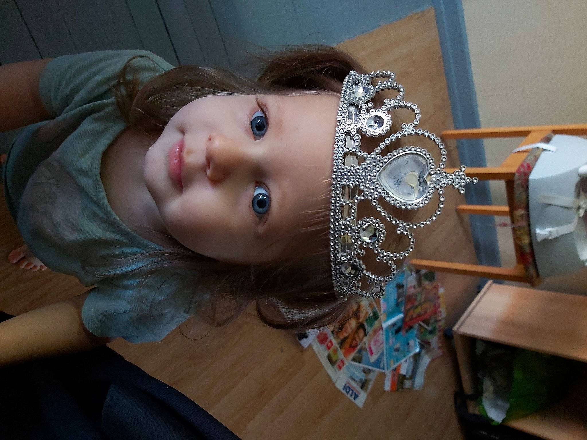Katalyna participe au concours pour gagner de l'argent avec cette photo : child, ear, fashion_accessory, hair_accessory, headband, headgear, headpiece, headwear, jewellery, person