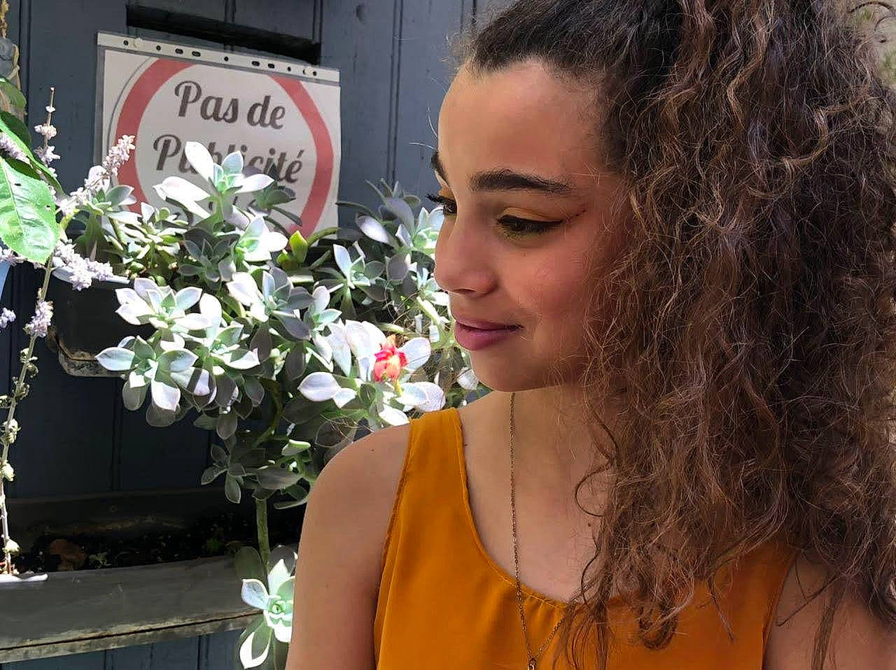 Naylha a rejoint le concours — aidez-le/la à gagner de superbes lots ! artificial_flower, beauty, brown_hair, chin, eyebrow, eyelash, fashion, floral_design, floristry, flower, flower_arranging, forehead, hair, happy, jewellery, joy, lip, long_hair, person, plant