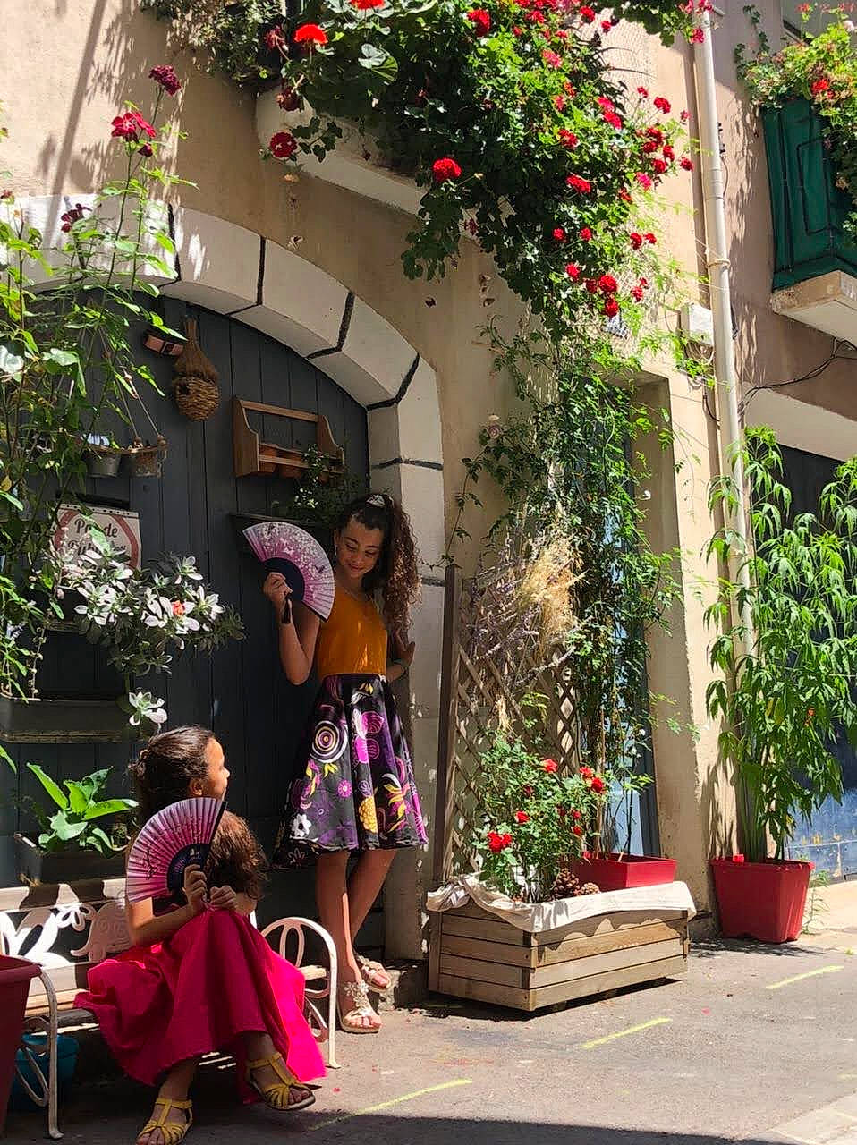 Naylha participe au concours pour gagner de l'argent avec cette photo : architecture, beauty, building, door, facade, flower, flowerpot, house, houseplant, joy, leaf, leisure, luggage_and_bags, magenta, people, person, photograph, pink, plant, property