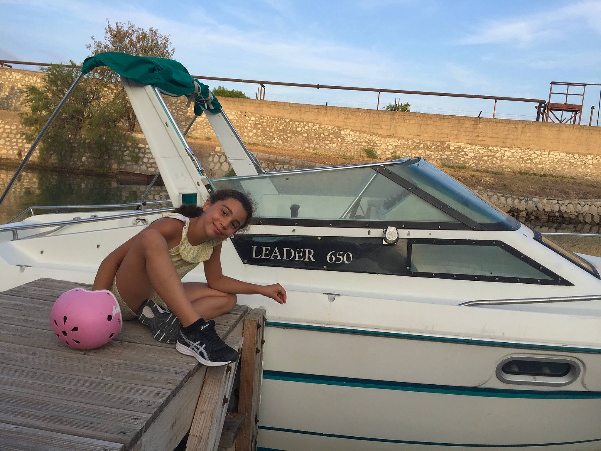 Naylha participe au concours pour gagner de l'argent avec cette photo : automotive_design, automotive_exterior, automotive_wheel_system, ball, boats_and_boating_equipment_and_supplies, bumper, cloud, hood, joy, landscape, leisure, motor_vehicle, naval_architecture, person, recreation, shorts, sky, travel, vehicle, vehicle_door