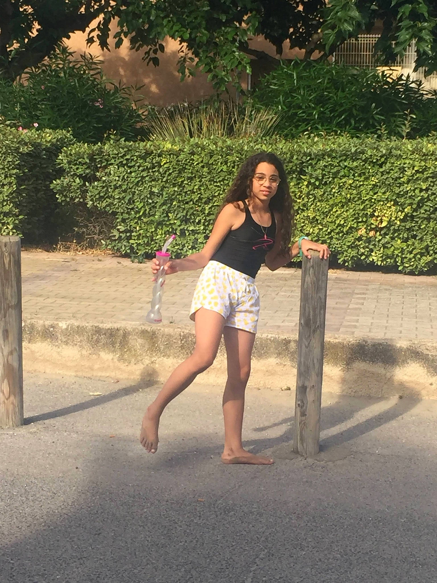 Naylha a rejoint le concours — aidez-le/la à gagner de superbes lots ! asphalt, barefoot, eyewear, flash_photography, foot, fun, grass, human_leg, knee, leisure, long_hair, people_in_nature, person, plant, road_surface, sunlight, thigh, tints_and_shades, tree, trunk