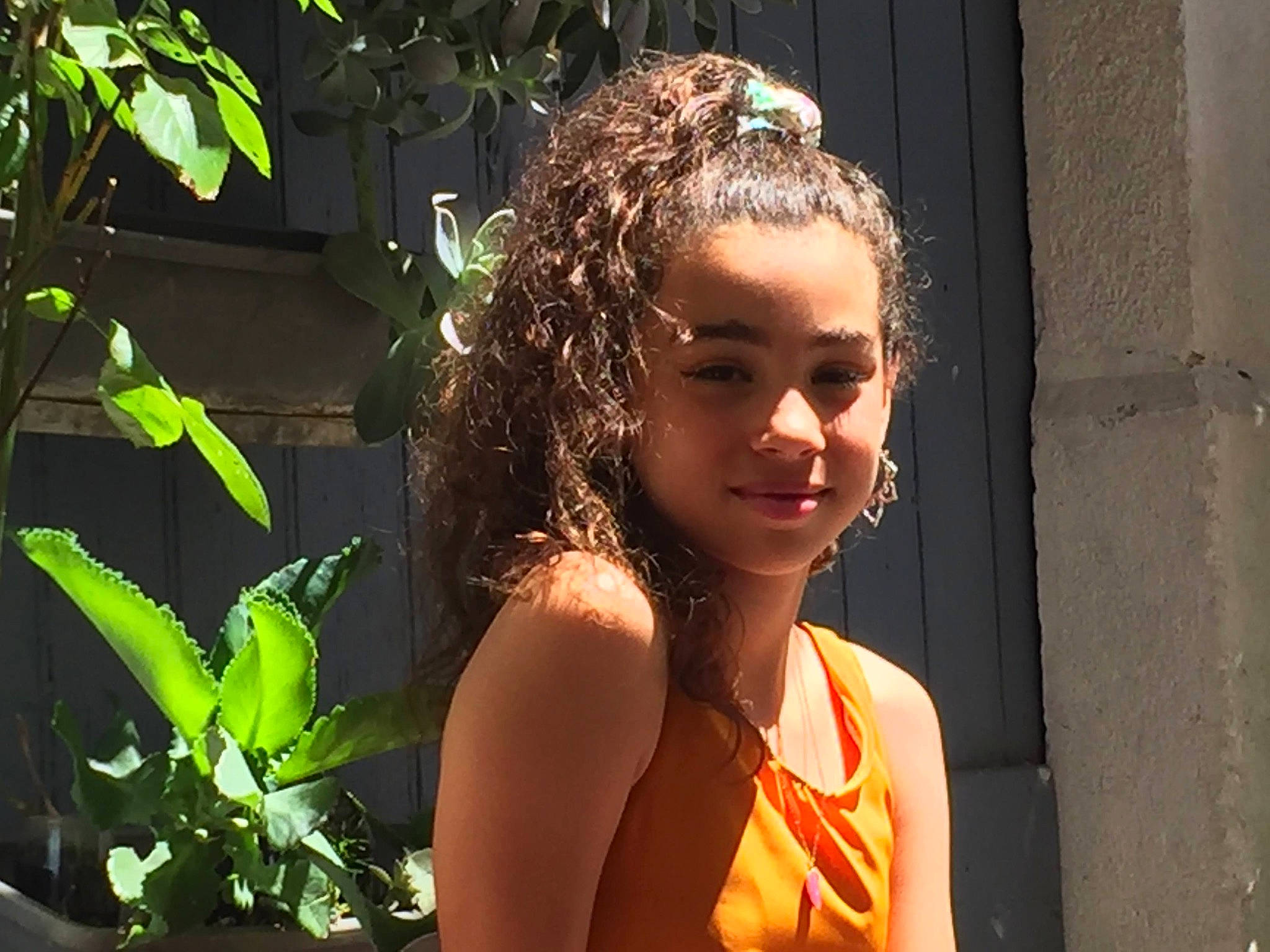 Naylha participe au concours pour gagner de l'argent avec cette photo : black_hair, brown_hair, chest, eyewear, face, flash_photography, fun, grass, hair, happy, headpiece, jewellery, joy, leaf, leisure, lip, long_hair, people_in_nature, person, plant