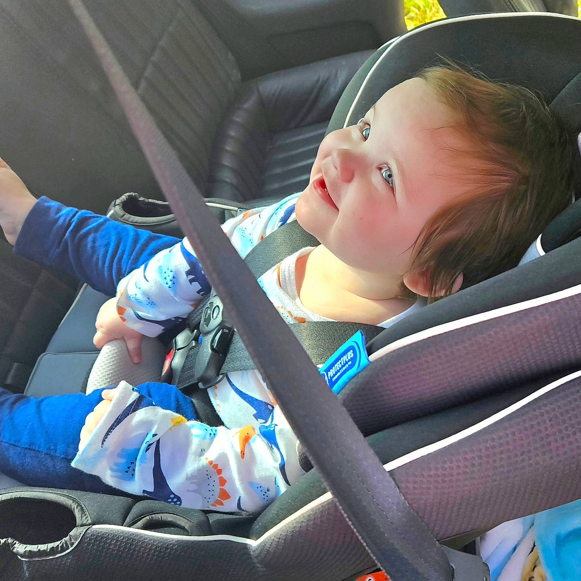 Quentin is registered to the contest to win money with this photo: auto_part, automotive_design, baby, baby_carriage, baby_in_car_seat, baby_products, baby_toddler_clothing, cap, car_seat, child, comfort, electric_blue, family_car, fun, hat, person, product, seat_belt, toddler, vehicle_door